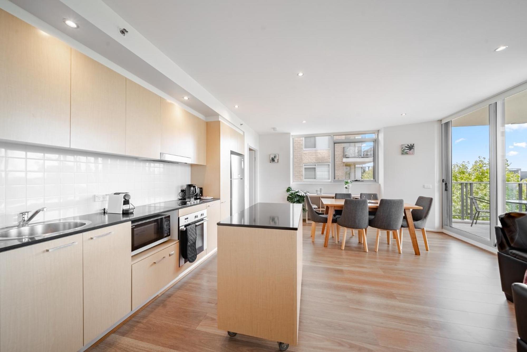 Stylish 1-Bed Flat with Pool BBQ & Sauna Access