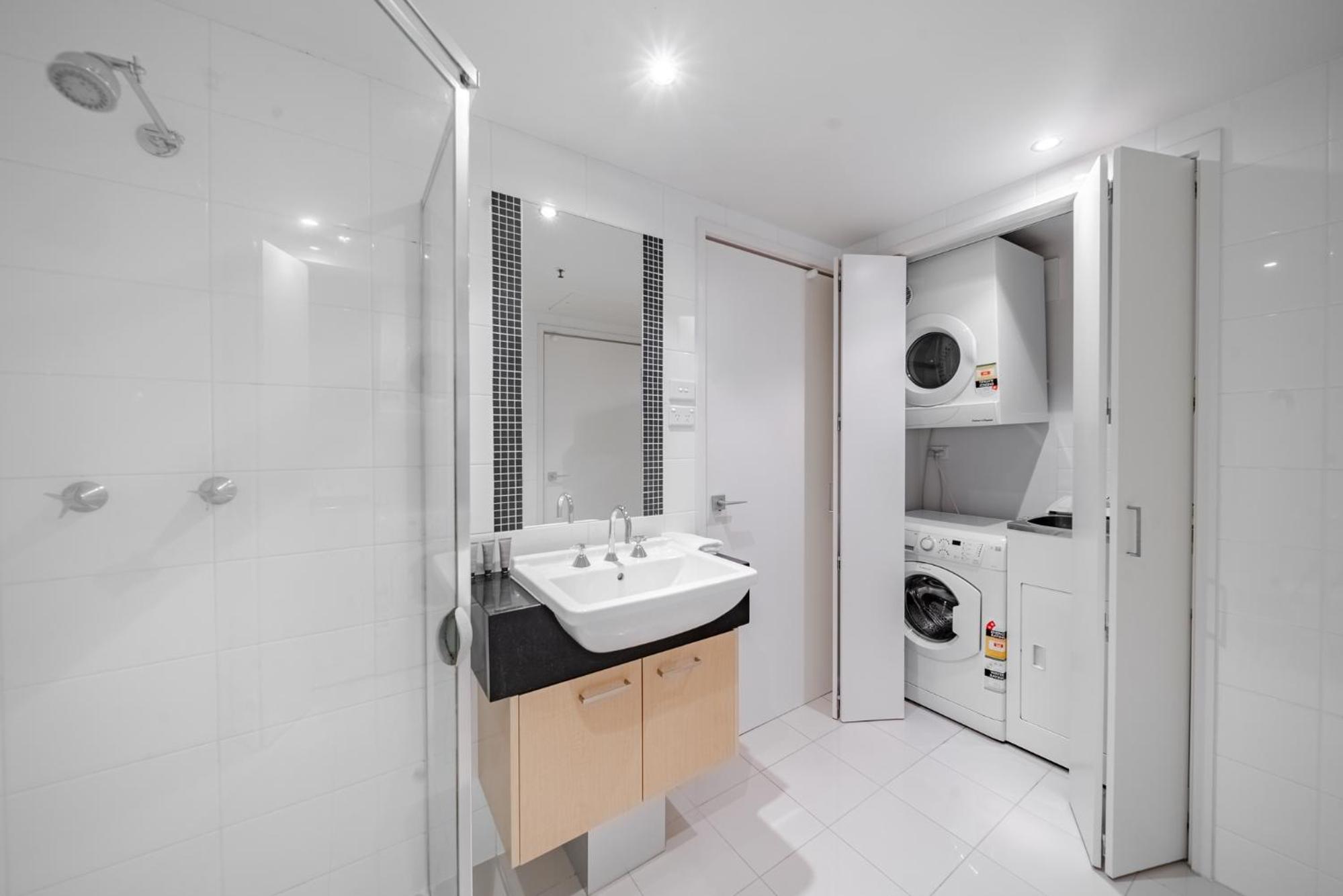 Stylish 1-Bed Flat with Pool BBQ & Sauna Access