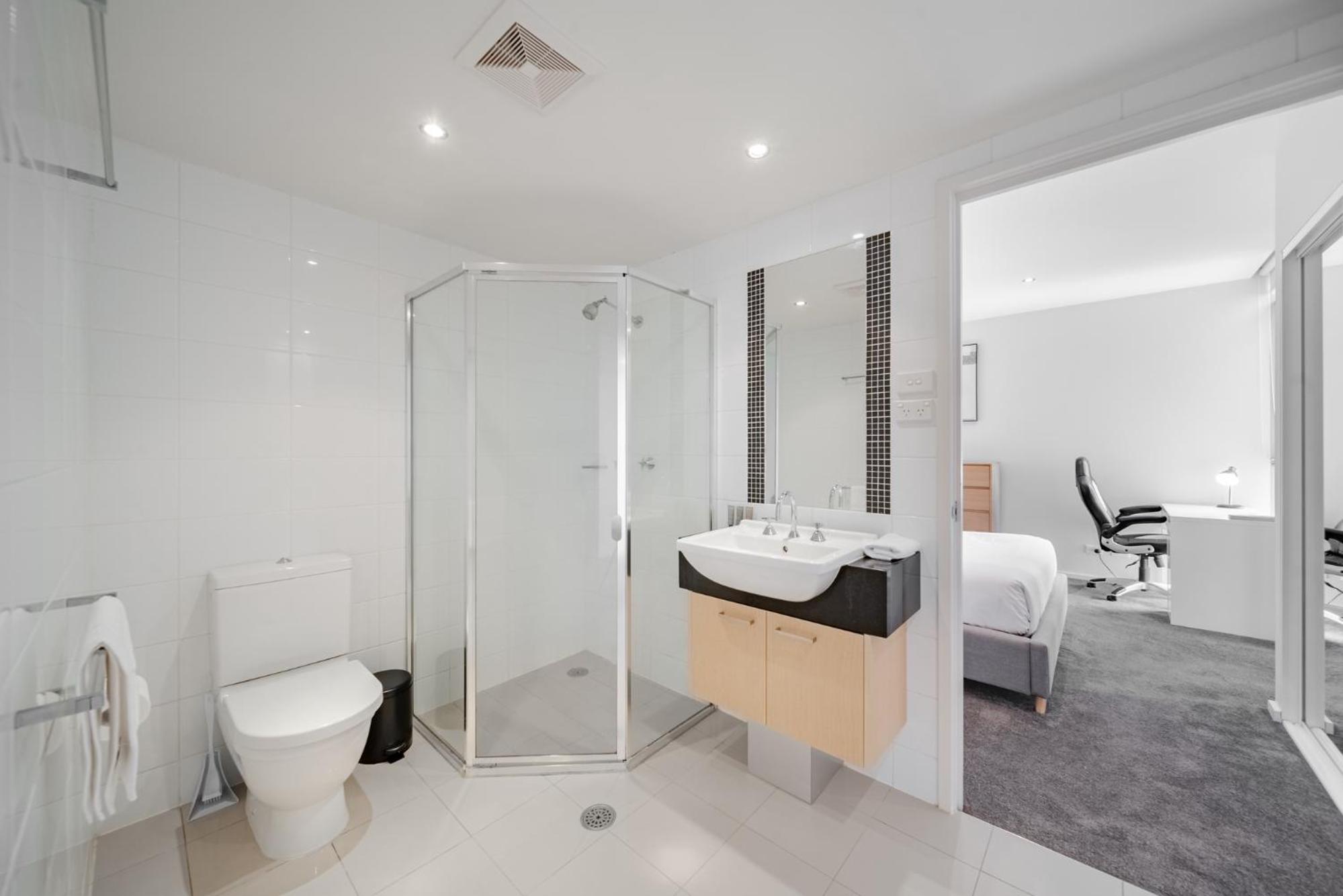 Stylish 1-Bed Flat with Pool BBQ & Sauna Access