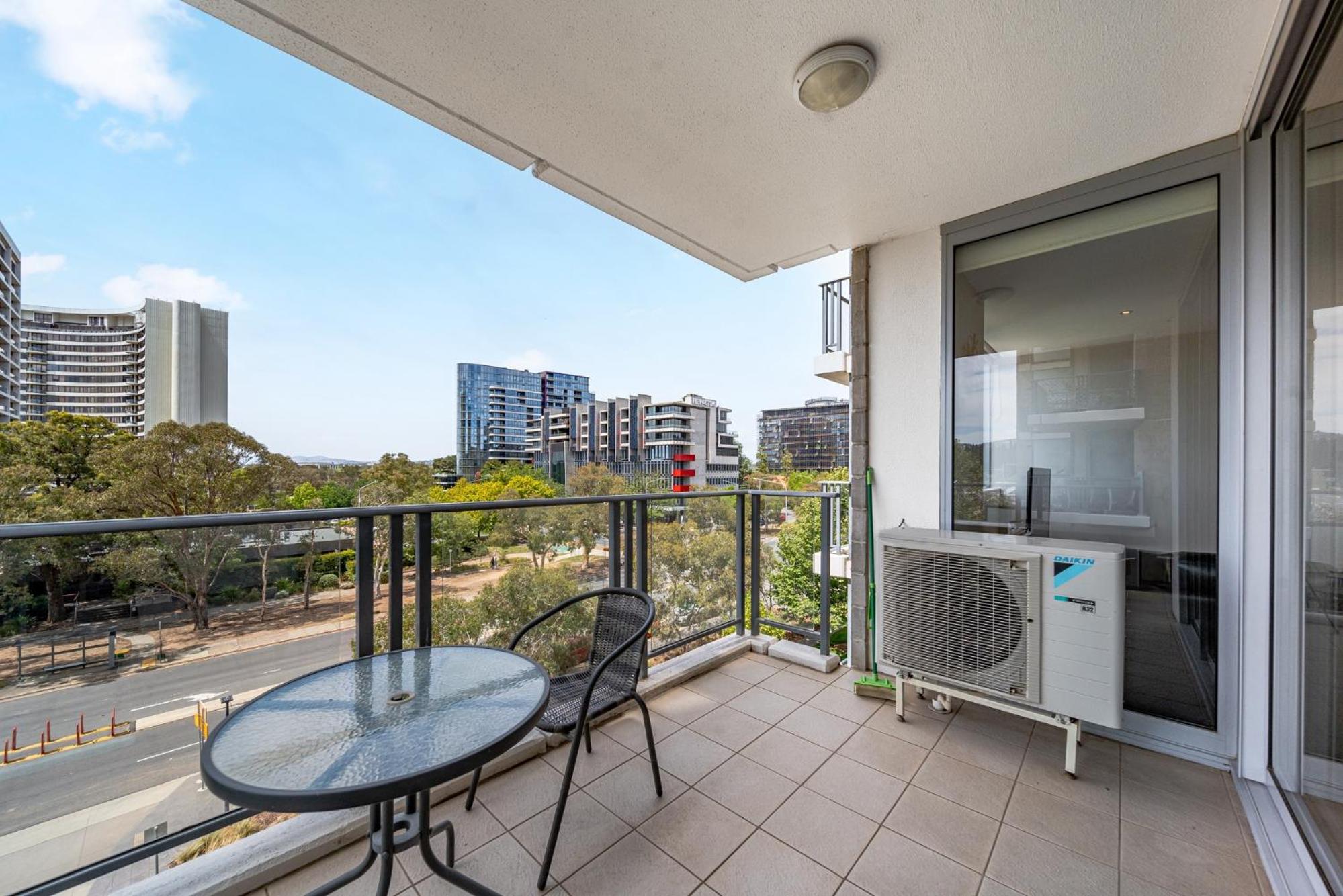 Stylish 1-Bed Flat with Pool BBQ & Sauna Access