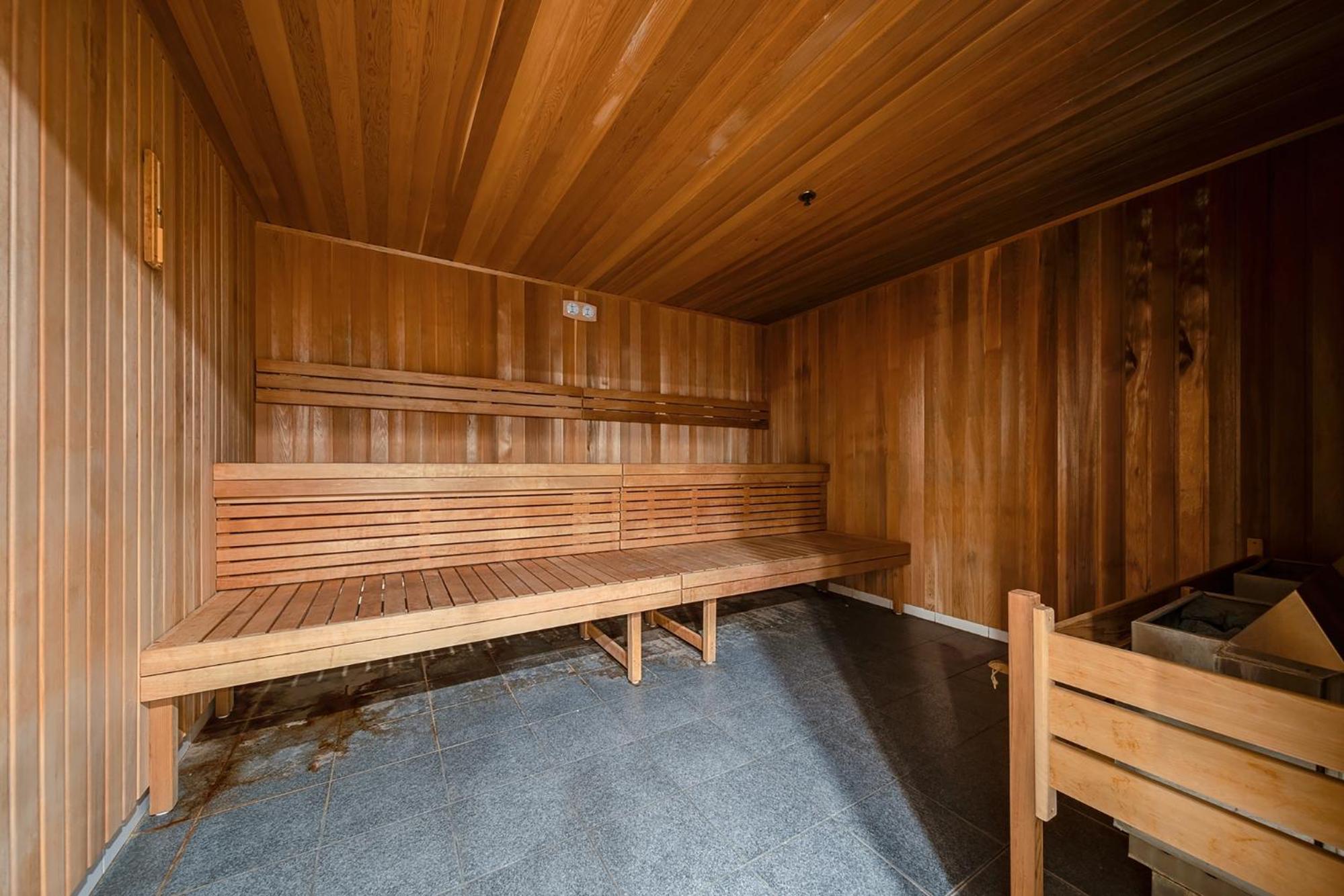 Stylish 1-Bed Flat with Pool BBQ & Sauna Access
