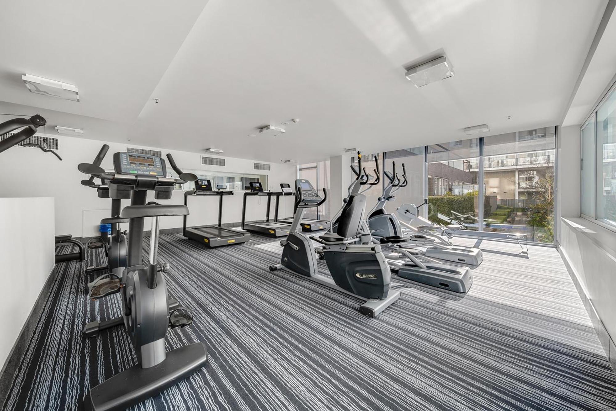 Stylish 1-Bed Flat with Pool BBQ & Sauna Access