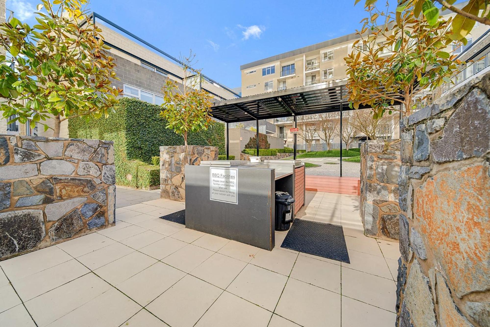 Stylish 1-Bed Flat with Pool BBQ & Sauna Access