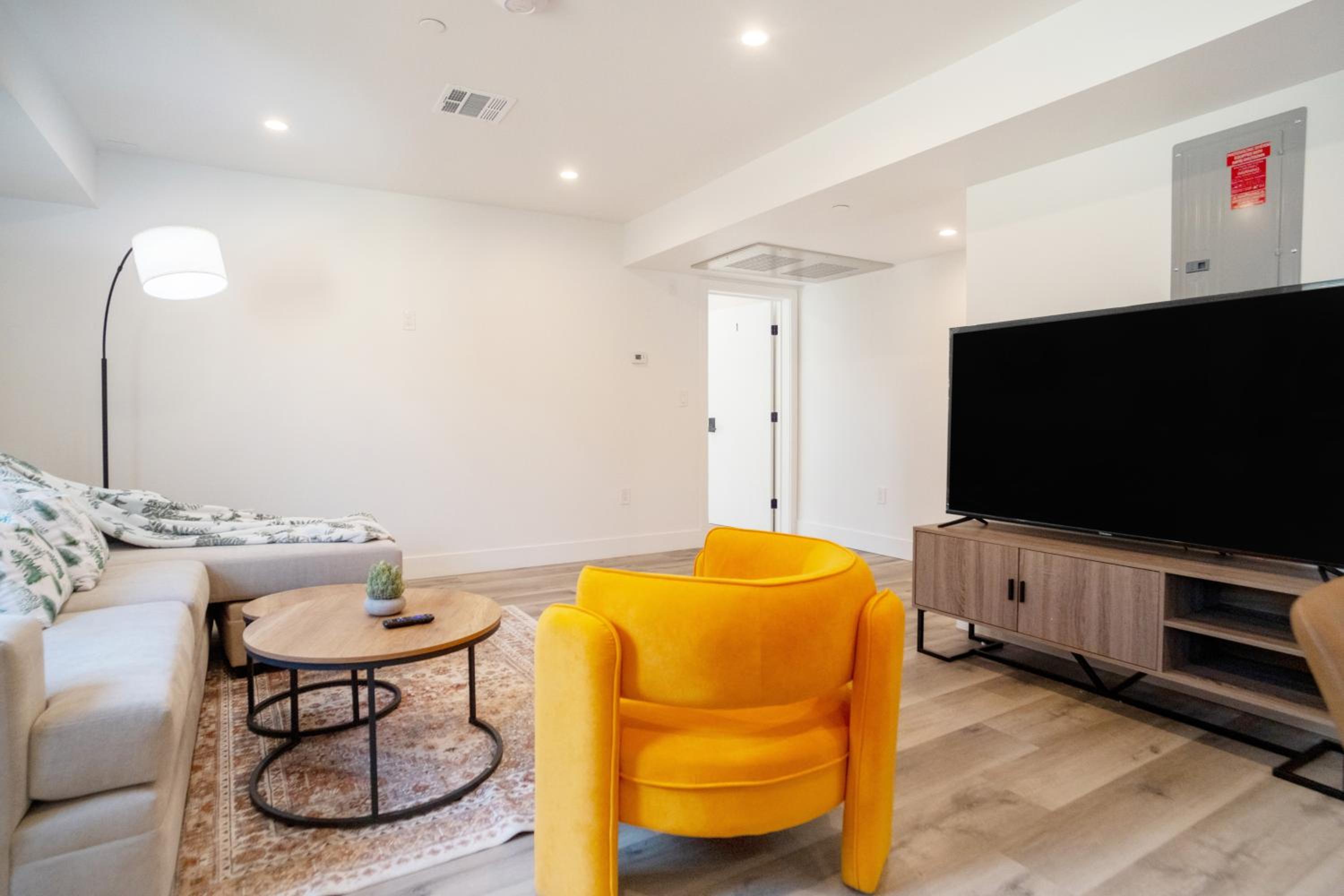 Chic & Comfortable Space Near Downtown LA & USC