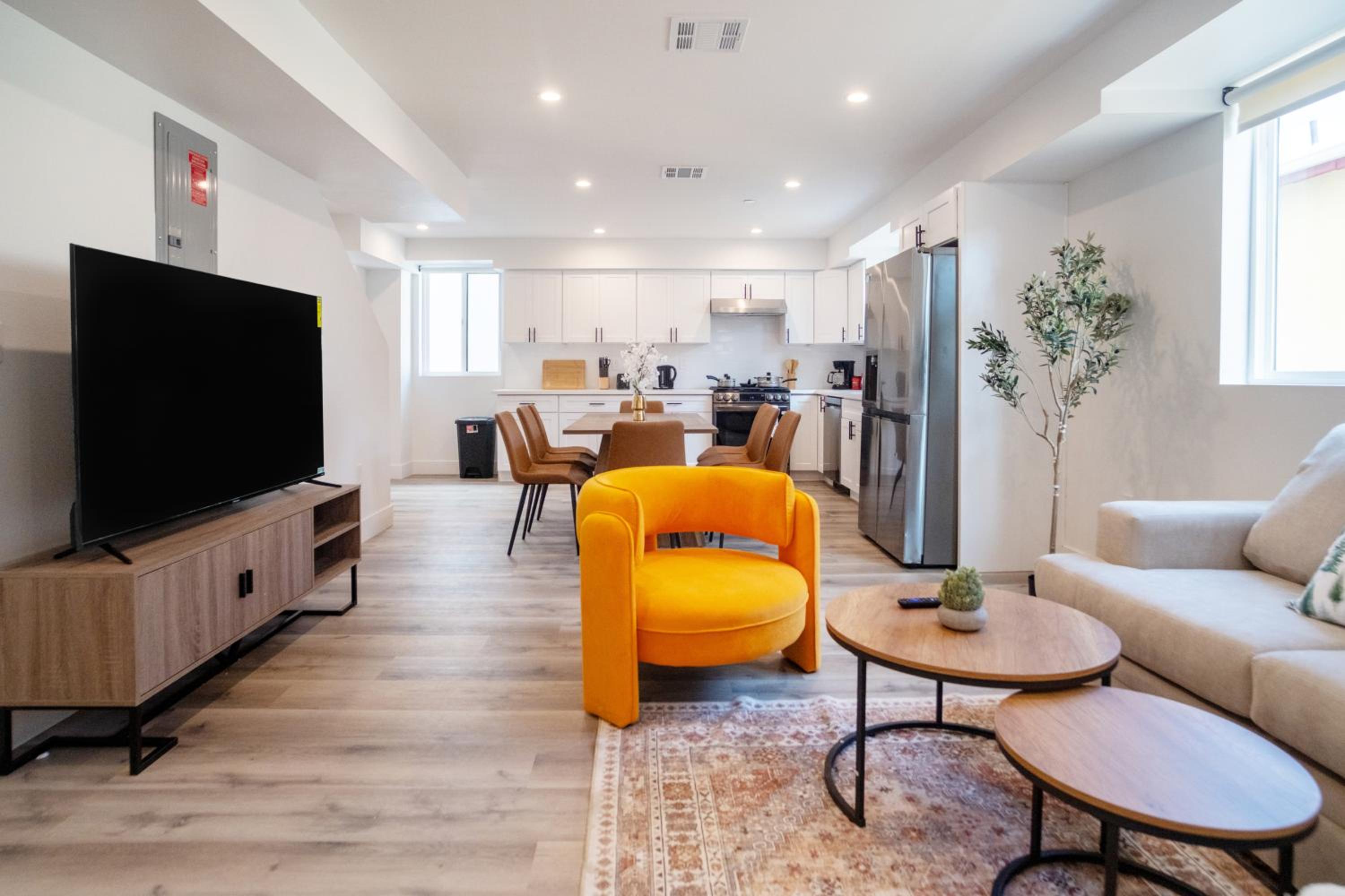 Chic & Comfortable Space Near Downtown LA & USC