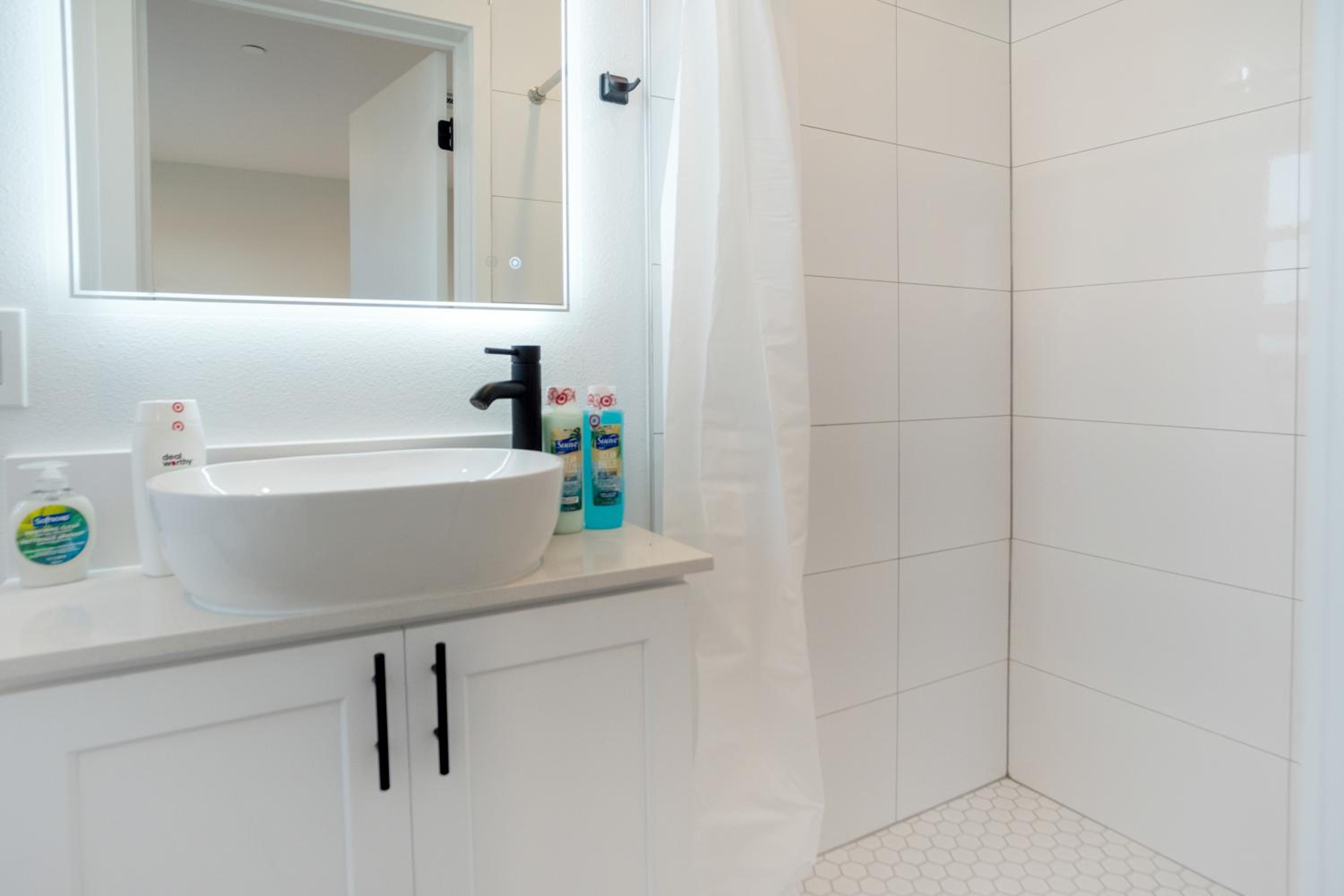 Stylish & Cozy Retreat Near USC & Downtown LA