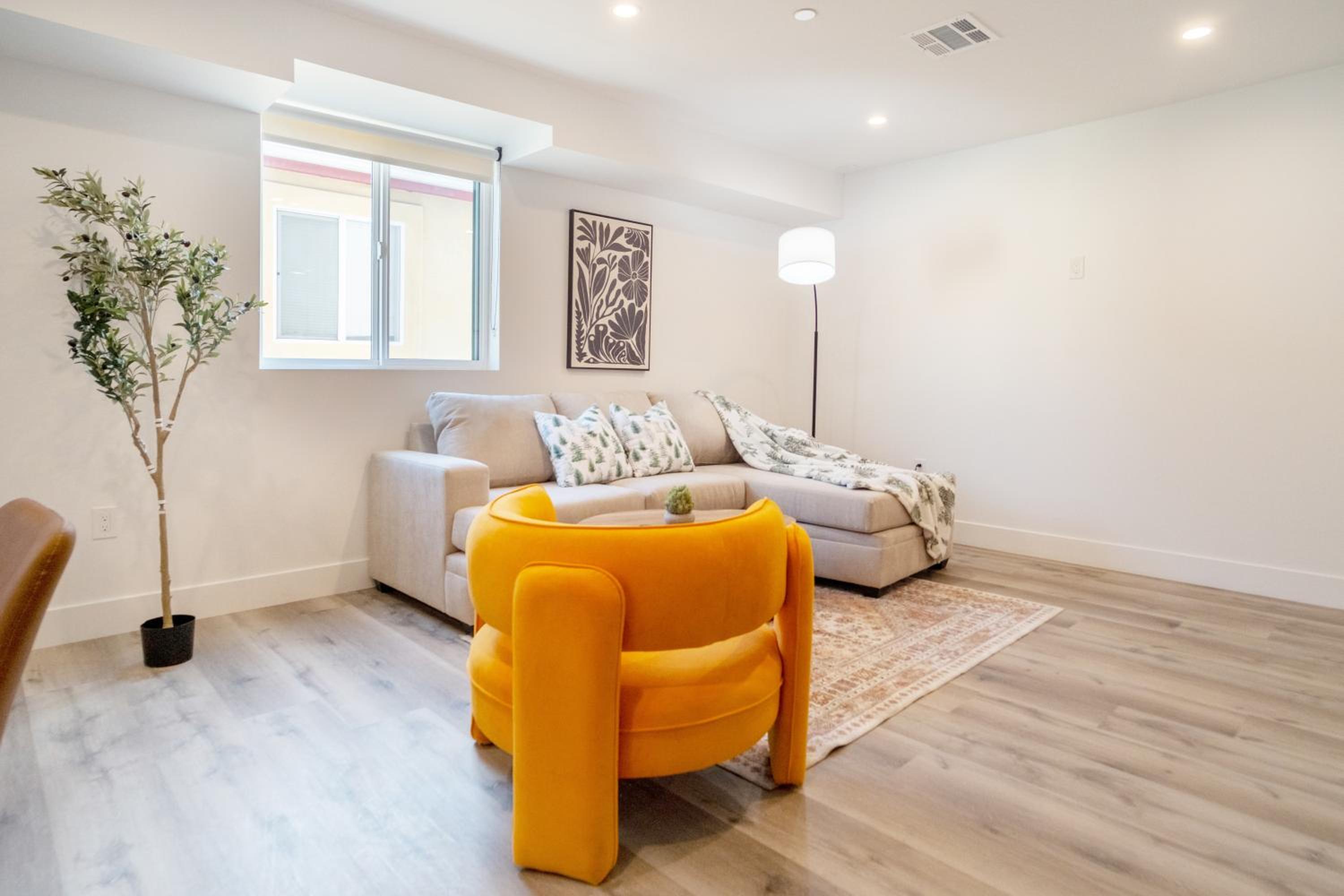 Stylish & Cozy Retreat Near USC & Downtown LA