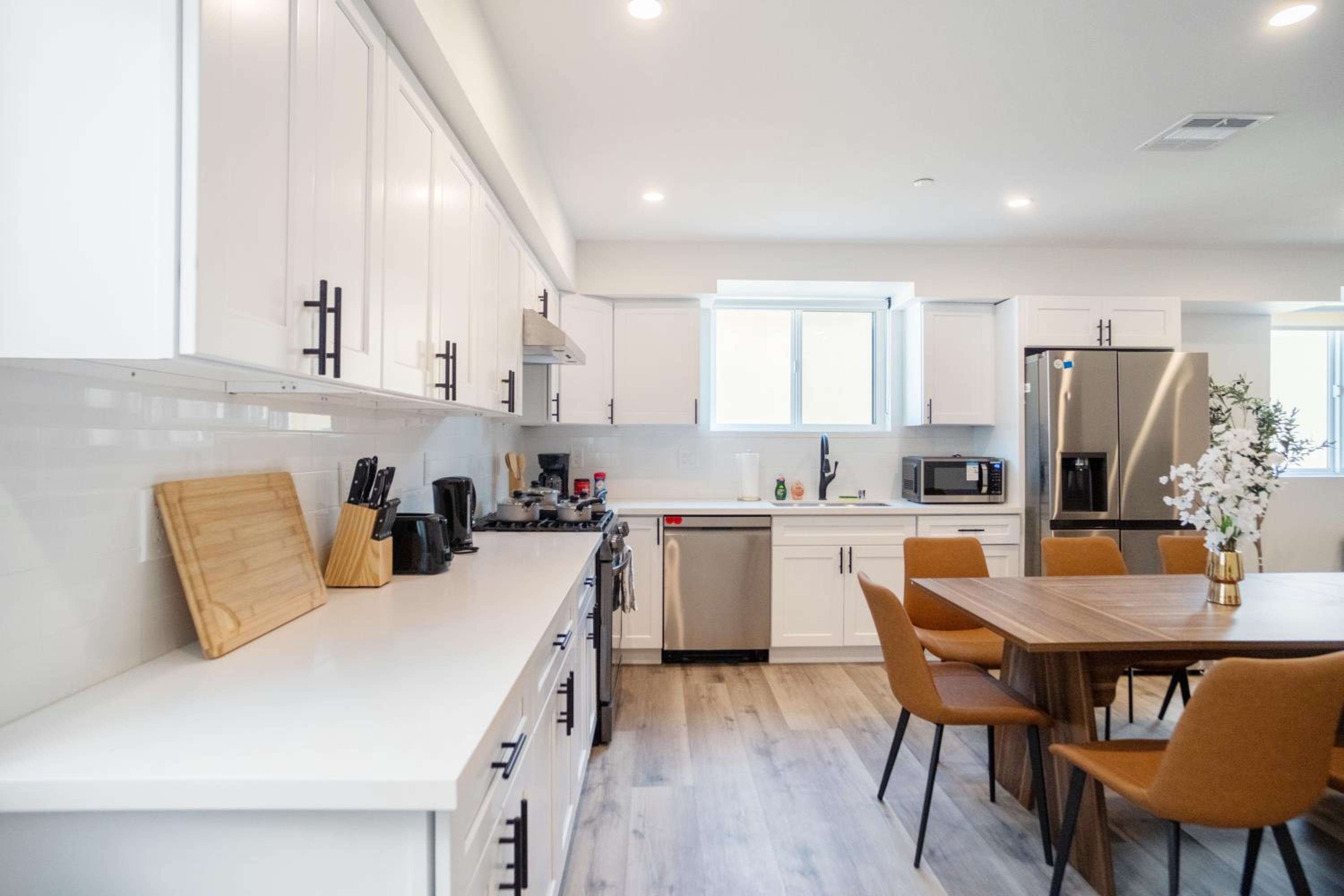 Stylish & Cozy Retreat Near USC & Downtown LA