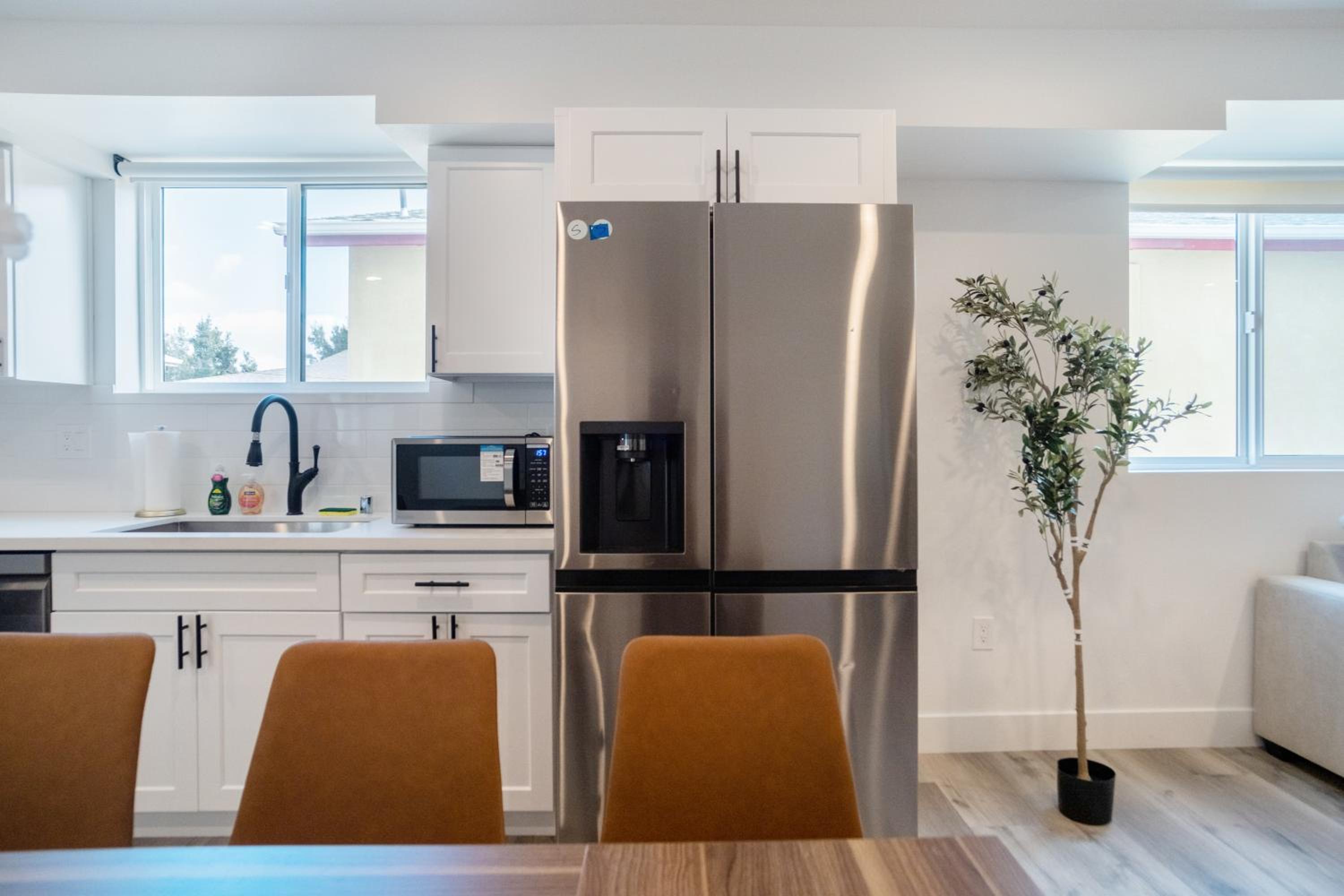 Stylish & Cozy Retreat Near USC & Downtown LA