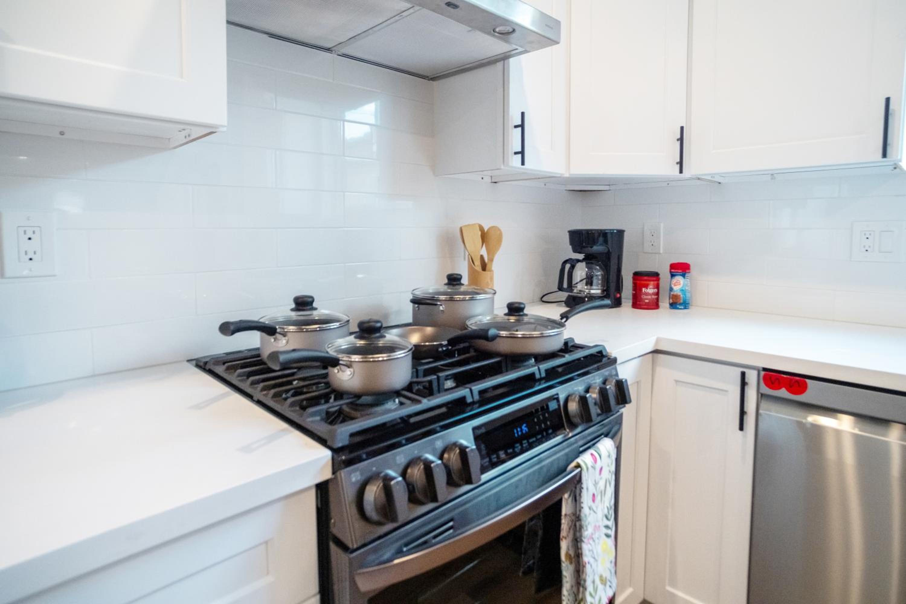 Stylish & Cozy Retreat Near USC & Downtown LA