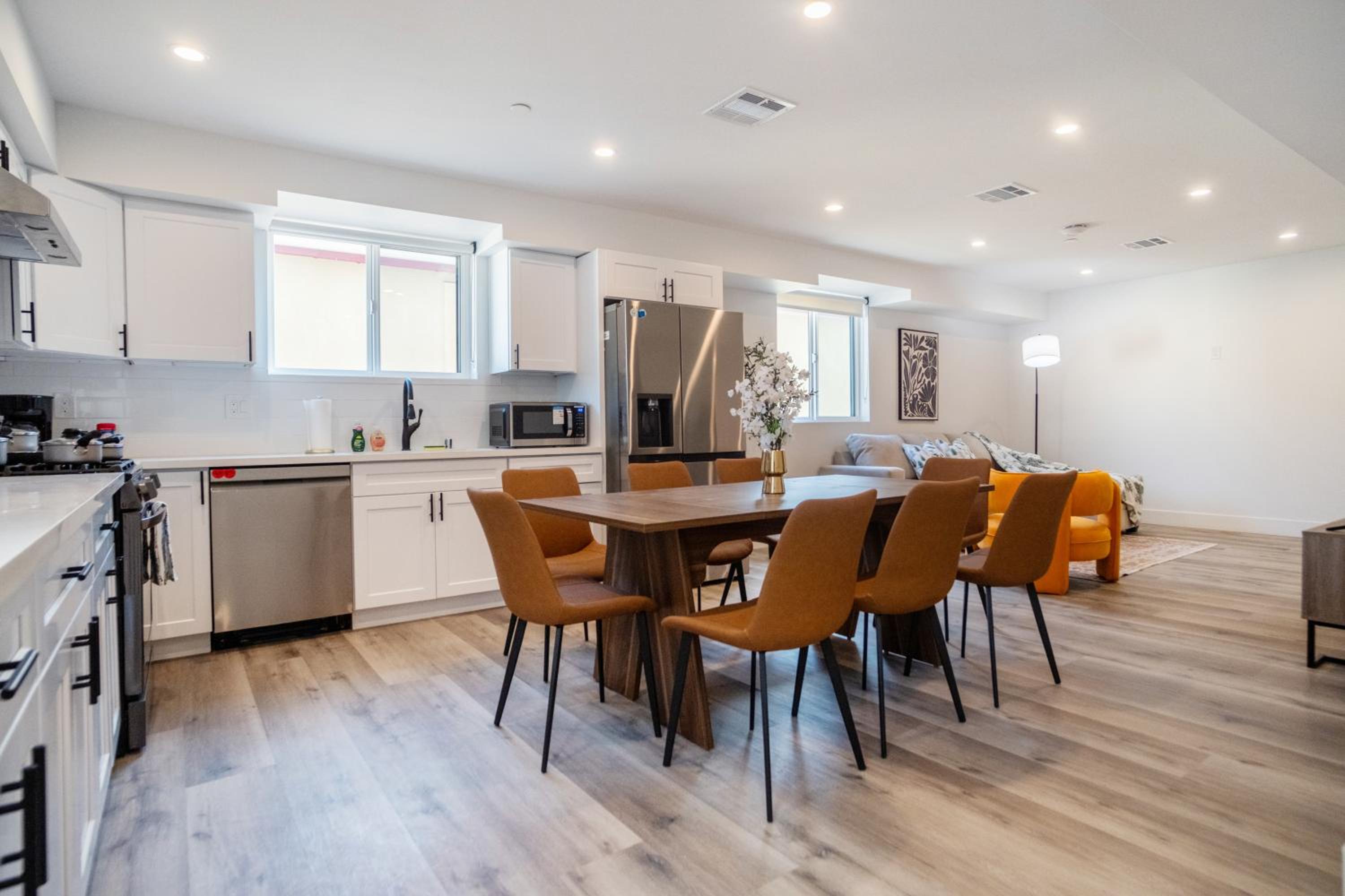 Stylish & Cozy Retreat Near USC & Downtown LA
