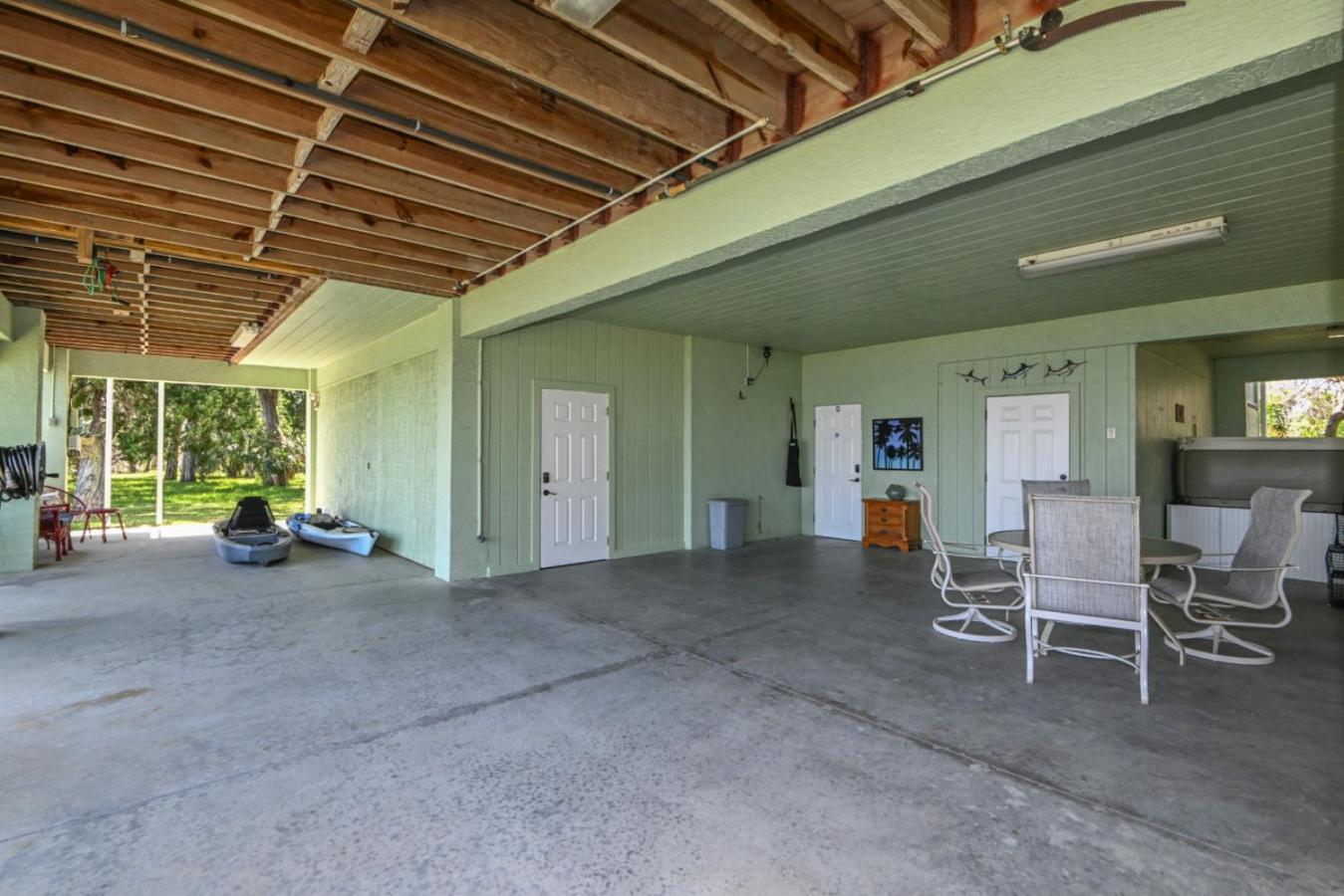 Ozello Manor Waterfront private dock large patio sleeps 8 dog ok