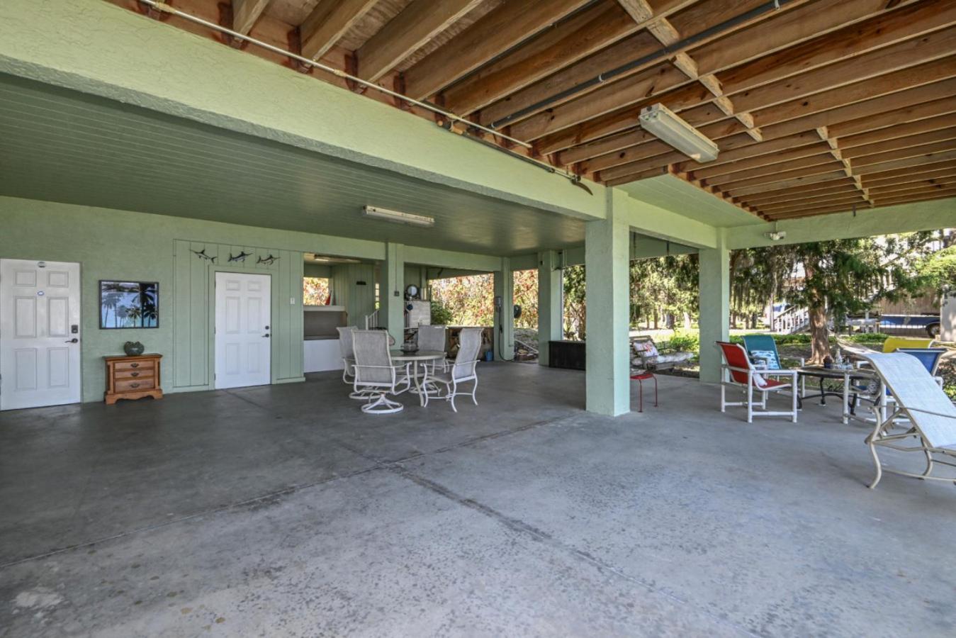 Ozello Manor Waterfront private dock large patio sleeps 8 dog ok