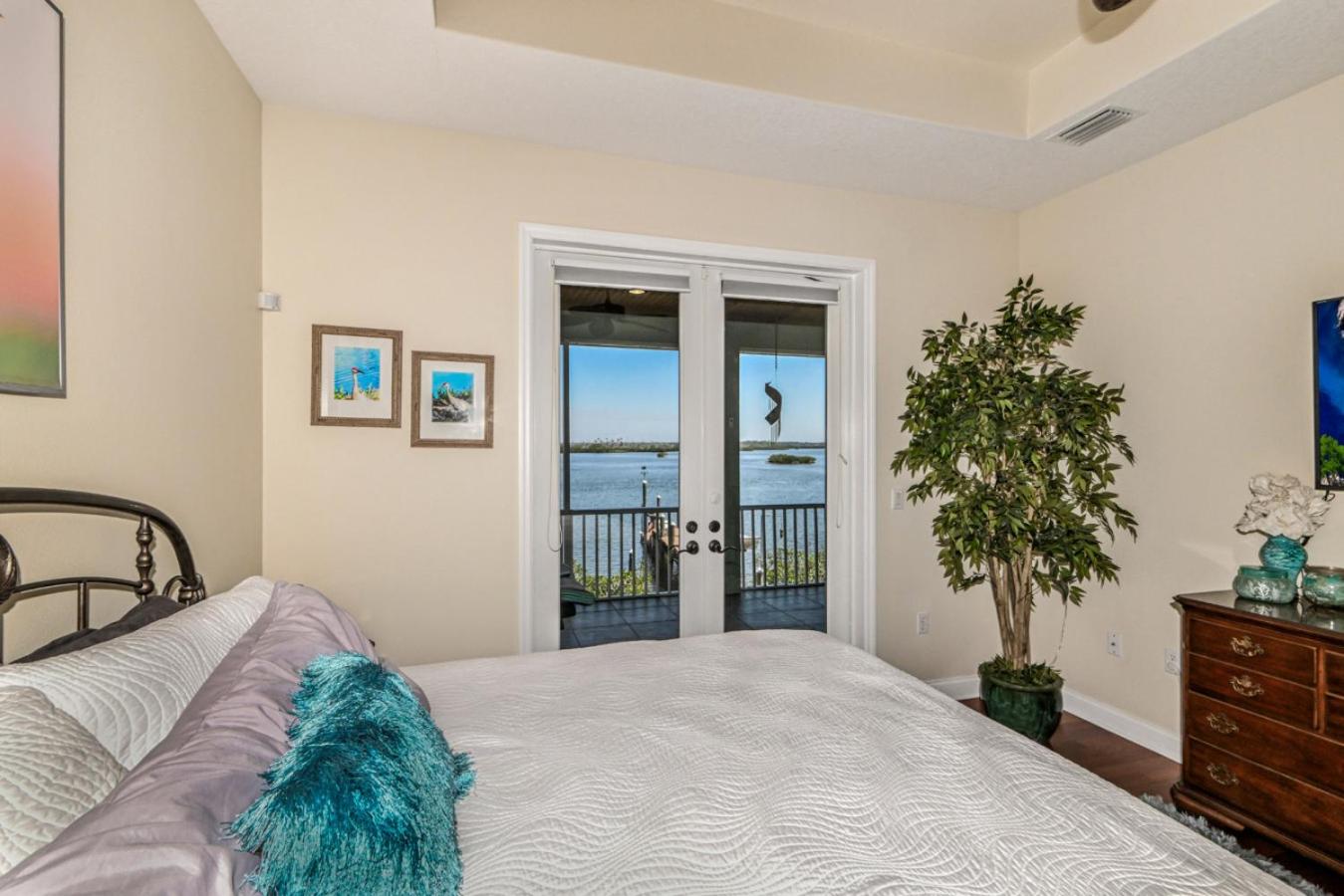 Ozello Manor Waterfront private dock large patio sleeps 8 dog ok