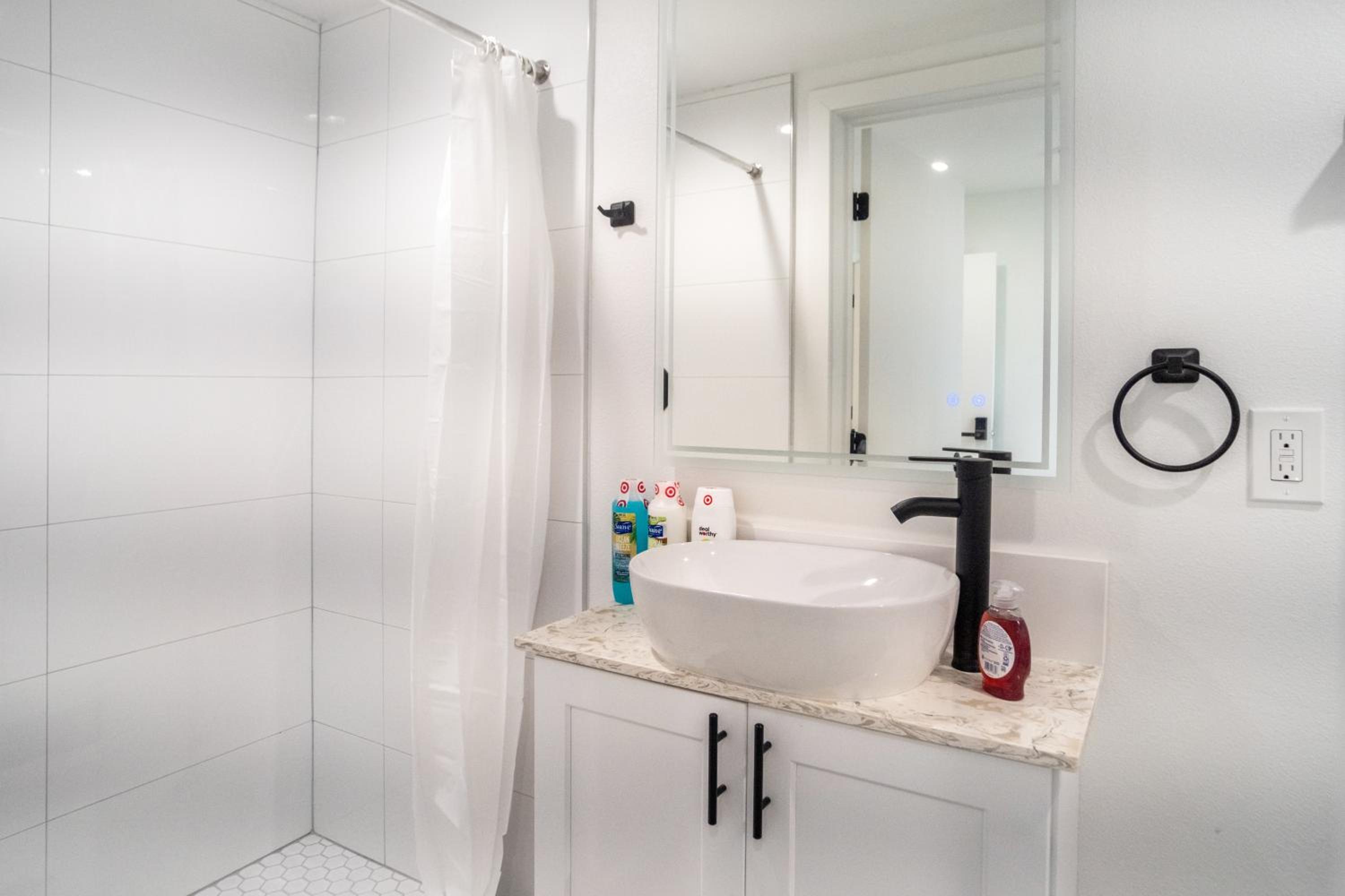 Cozy LA Retreat Near USC Steps to Koreatown & Downtown