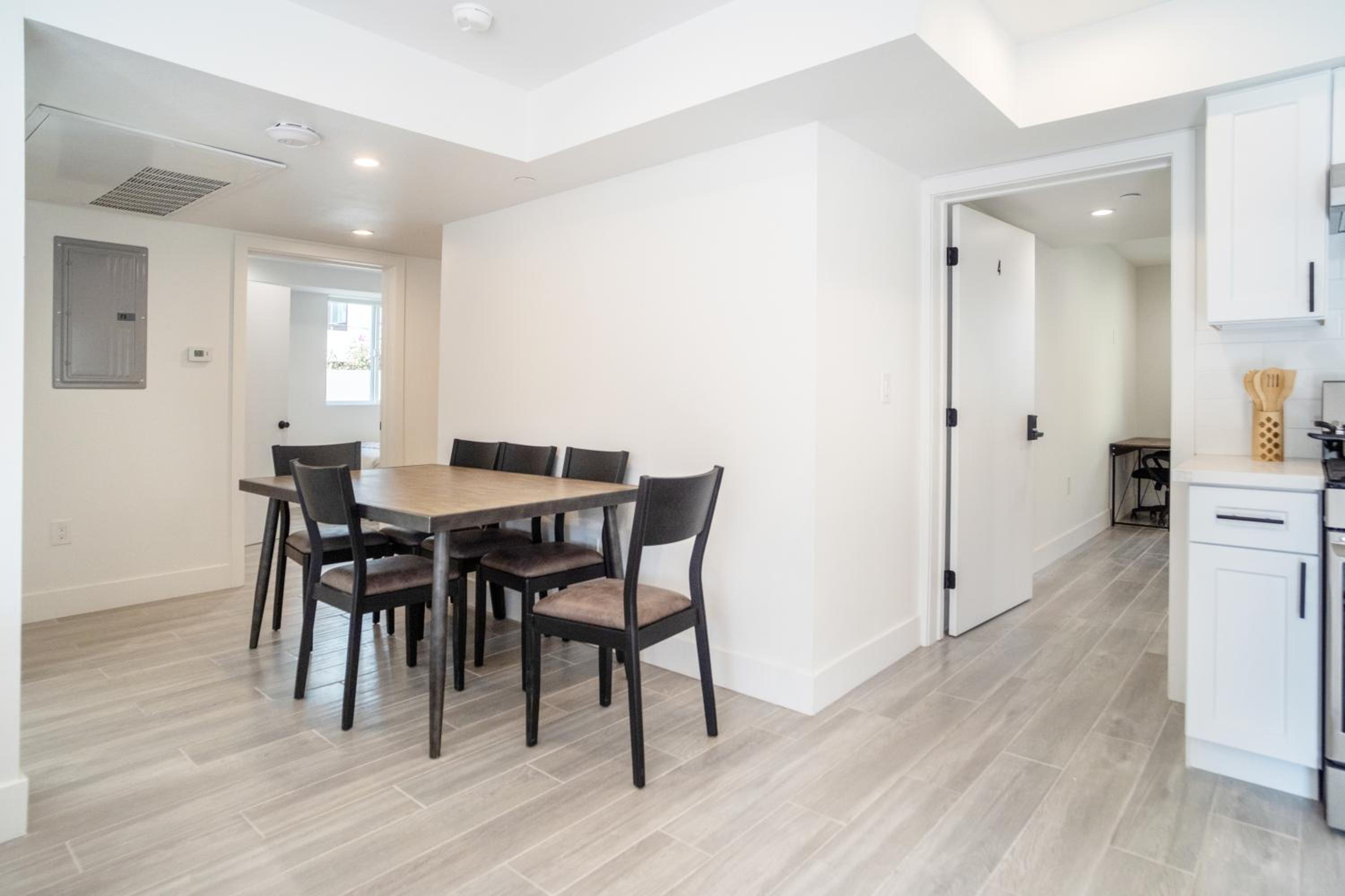Cozy LA Retreat Near USC Steps to Koreatown & Downtown