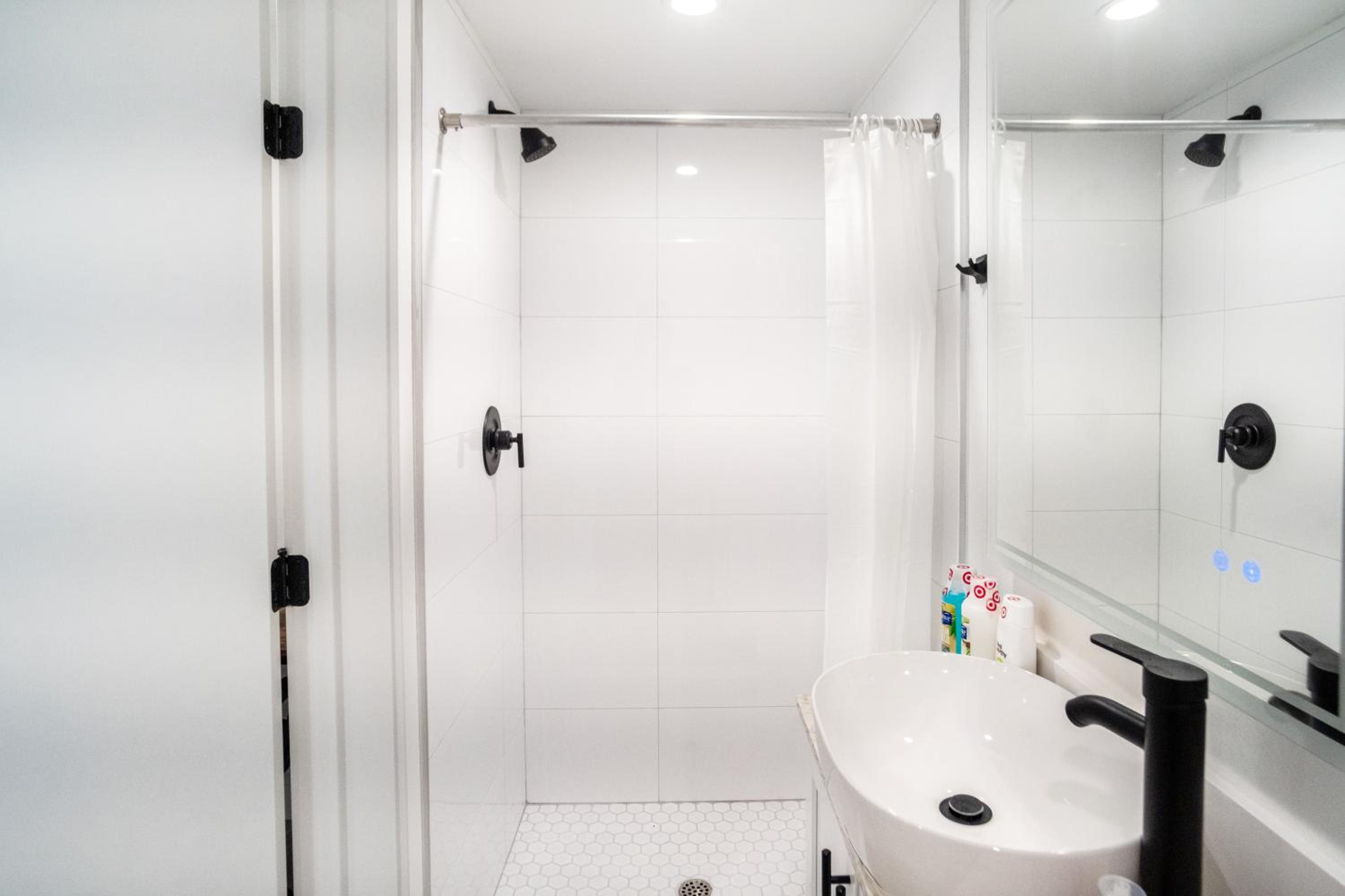 Cozy LA Retreat Near USC Steps to Koreatown & Downtown