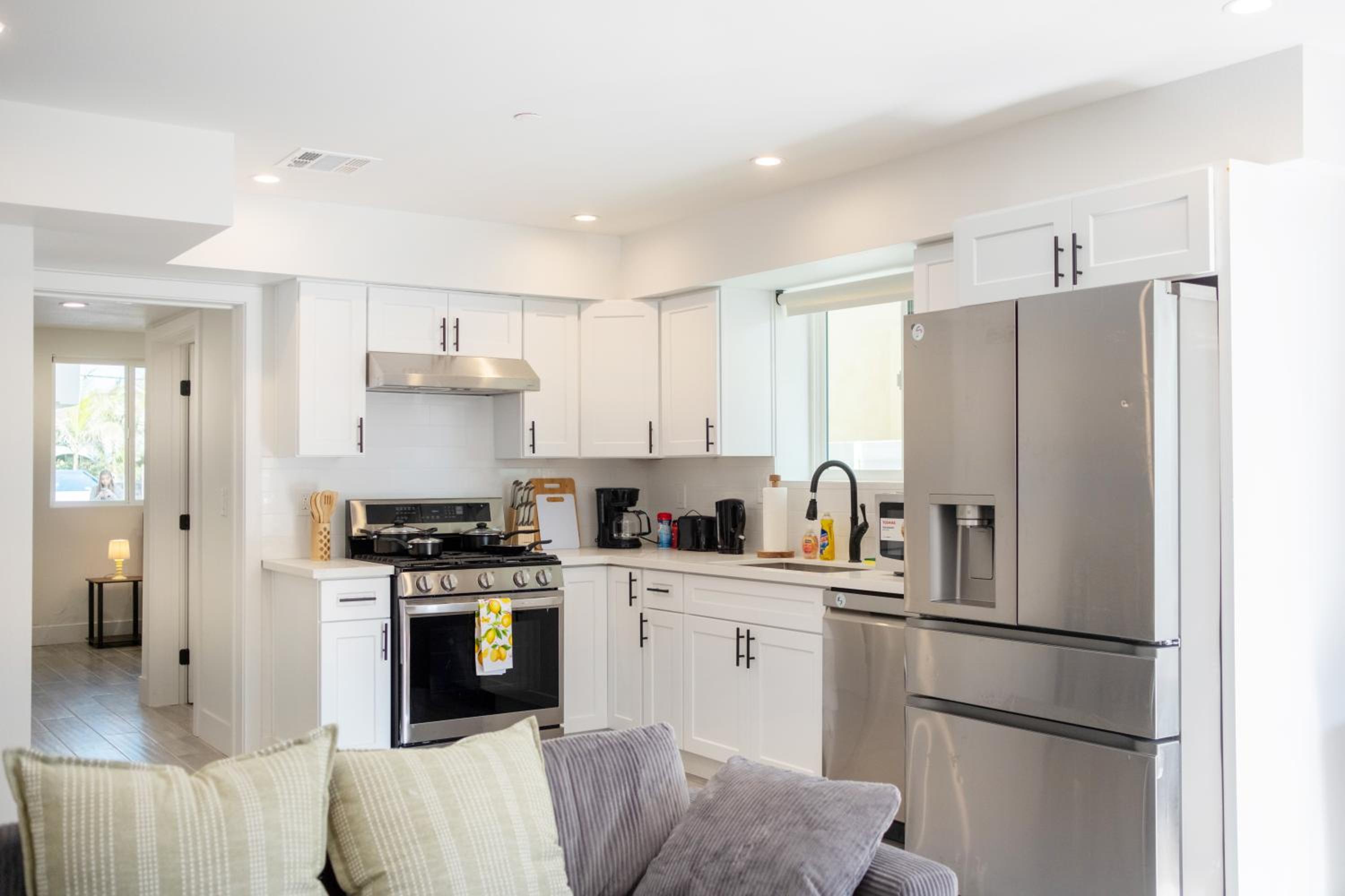 Cozy LA Retreat Near USC Steps to Koreatown & Downtown