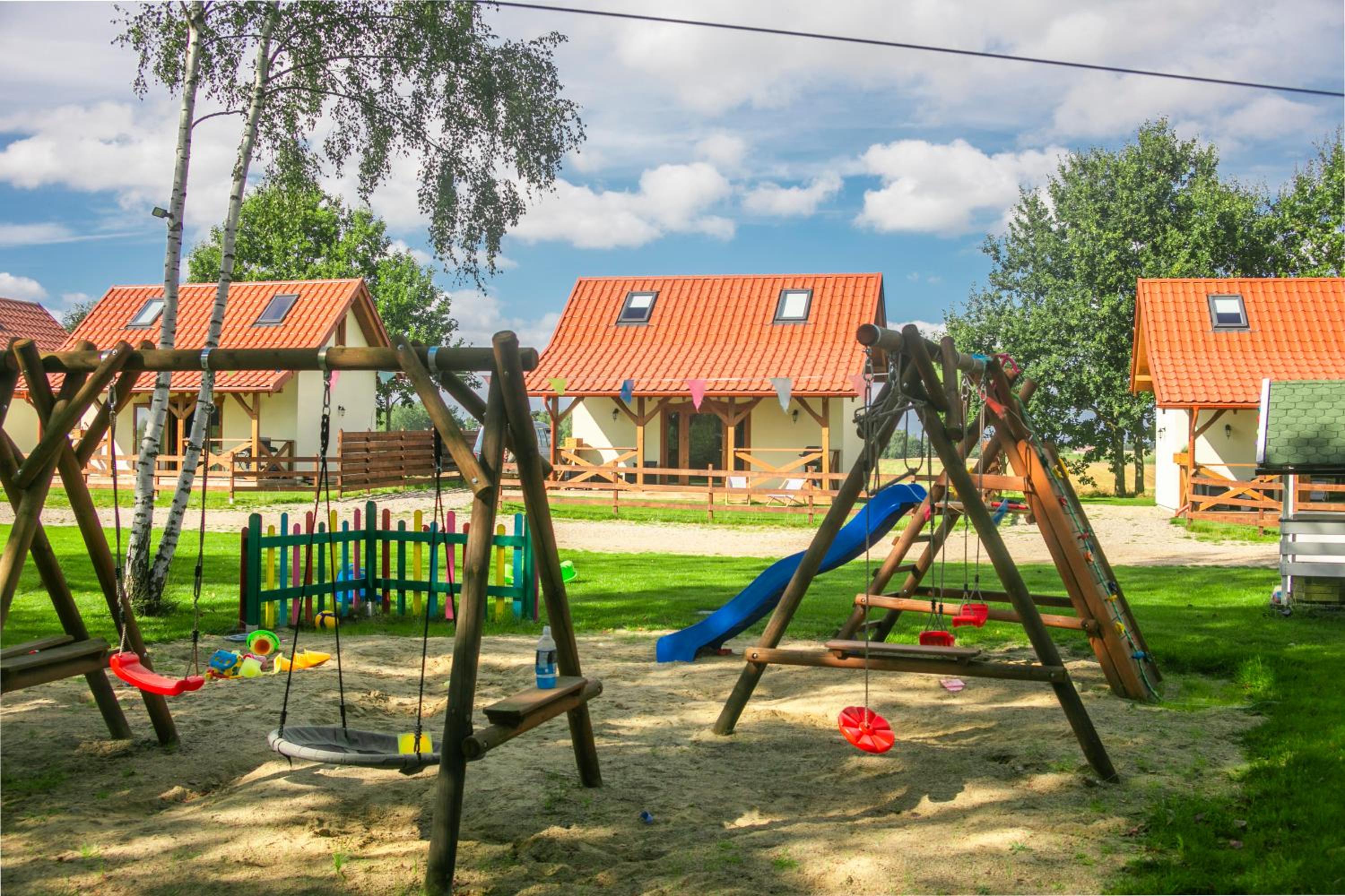 Ostoja Lemany - domki na Kaszubach, sauna, balia-jacuzzi, plac zabaw, tyrolka , dwa boiska, miejsce na ognisko, grill gazowy