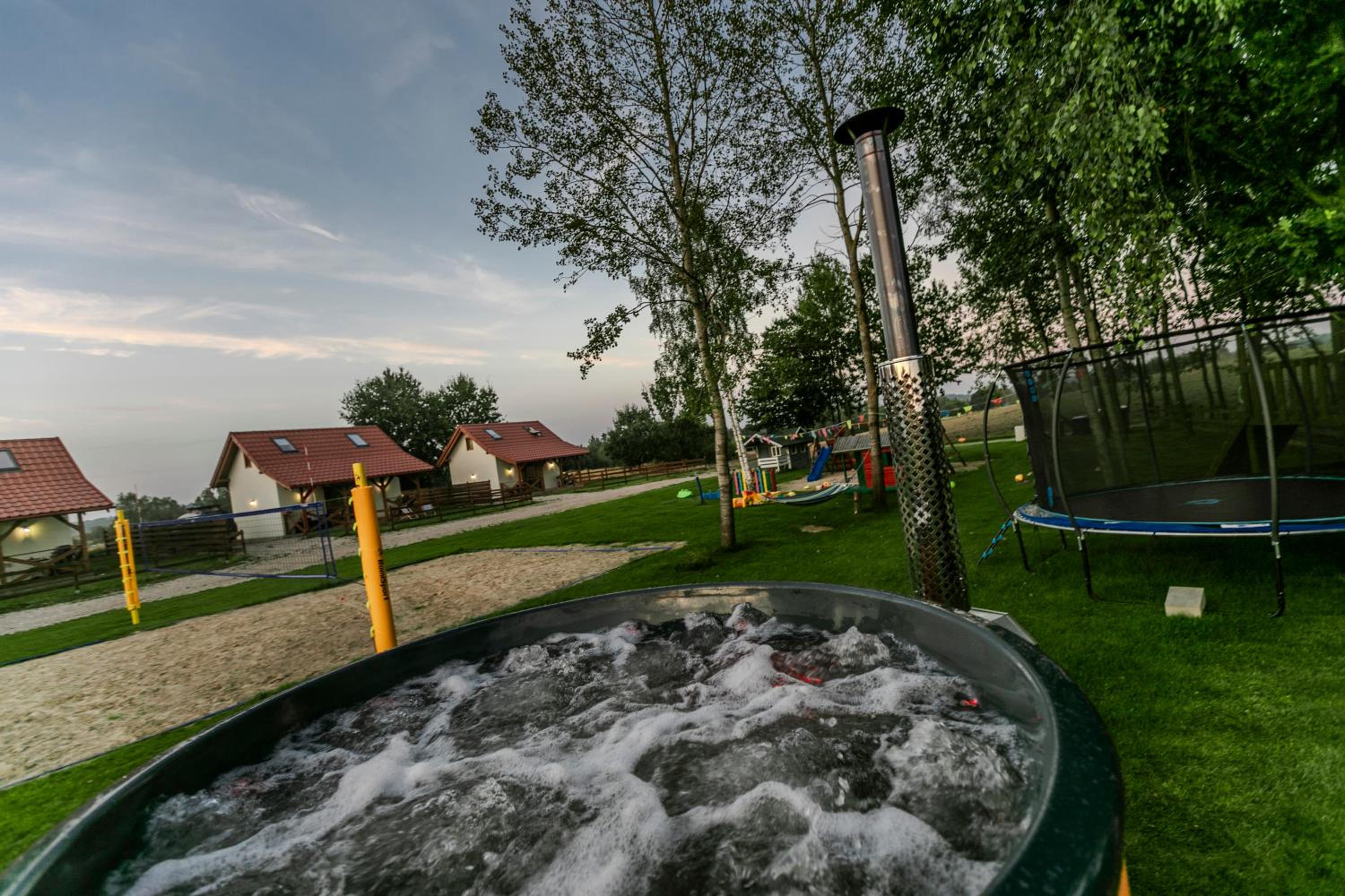 Ostoja Lemany - domki na Kaszubach, sauna, balia-jacuzzi, plac zabaw, tyrolka , dwa boiska, miejsce na ognisko, grill gazowy
