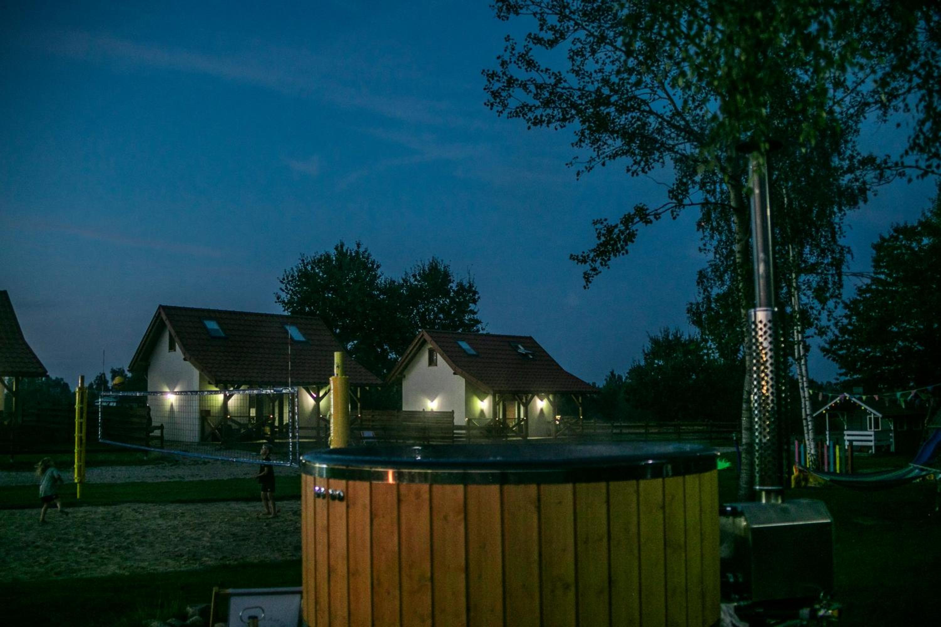 Ostoja Lemany - domki na Kaszubach, sauna, balia-jacuzzi, plac zabaw, tyrolka , dwa boiska, miejsce na ognisko, grill gazowy