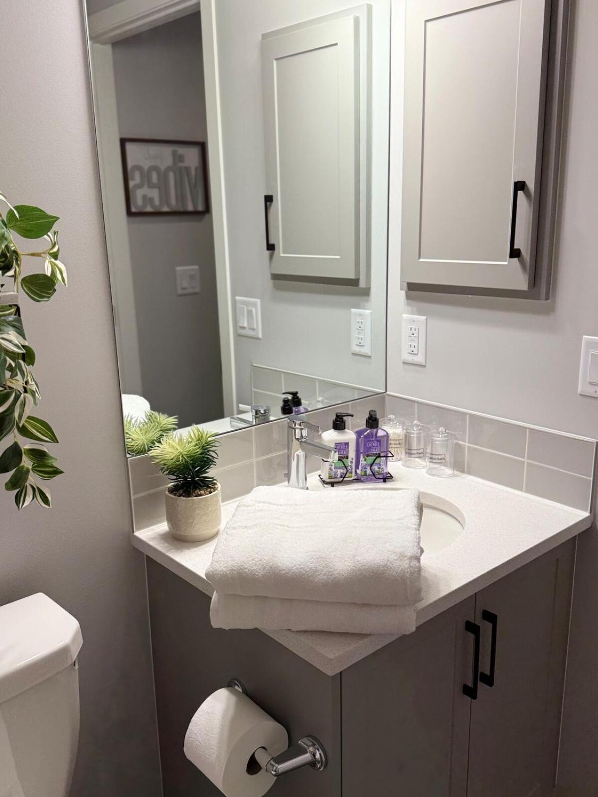 Relax, Recharge, Repeat 2Bedroom Walkout Haven