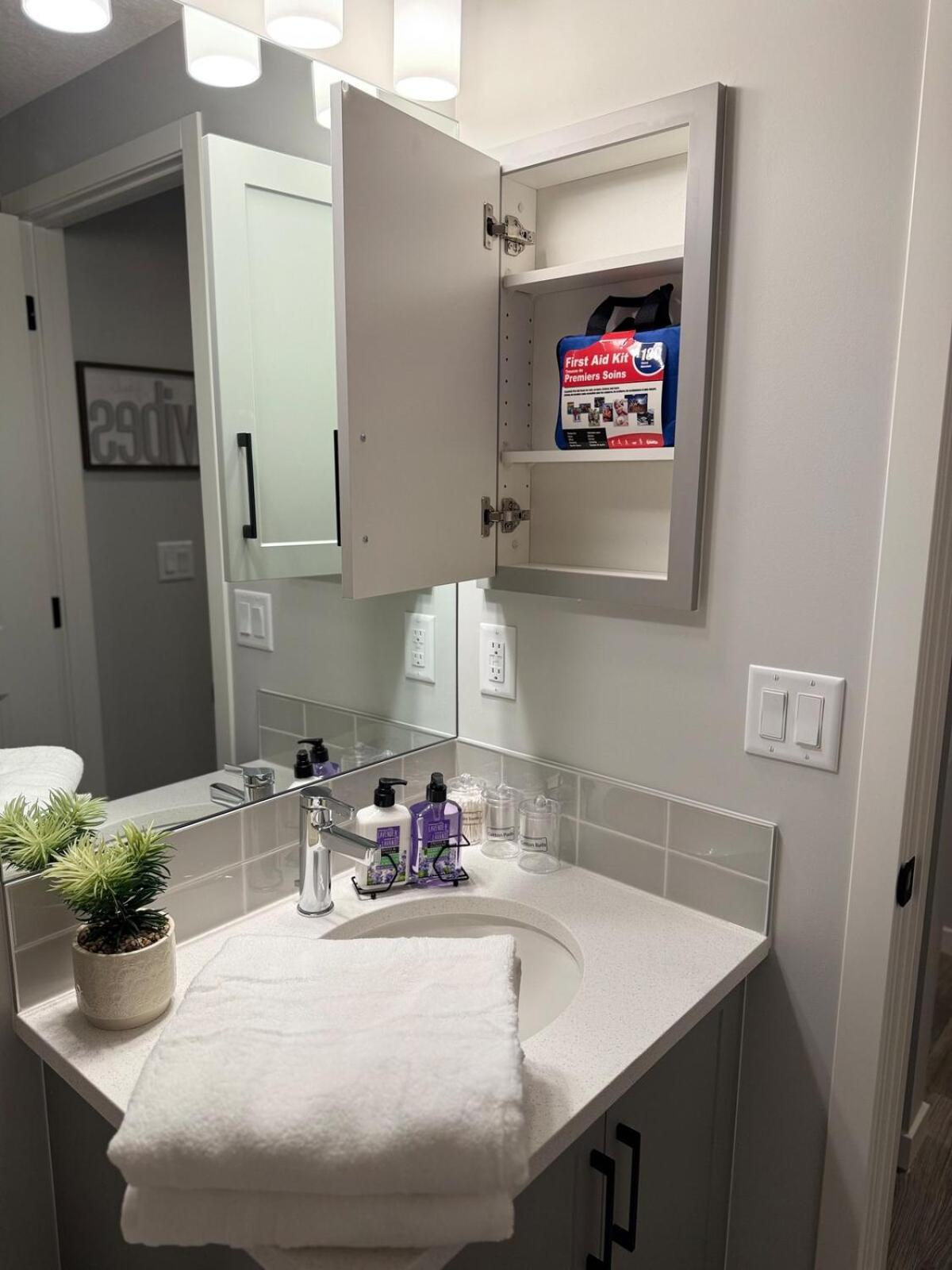 Relax, Recharge, Repeat 2Bedroom Walkout Haven