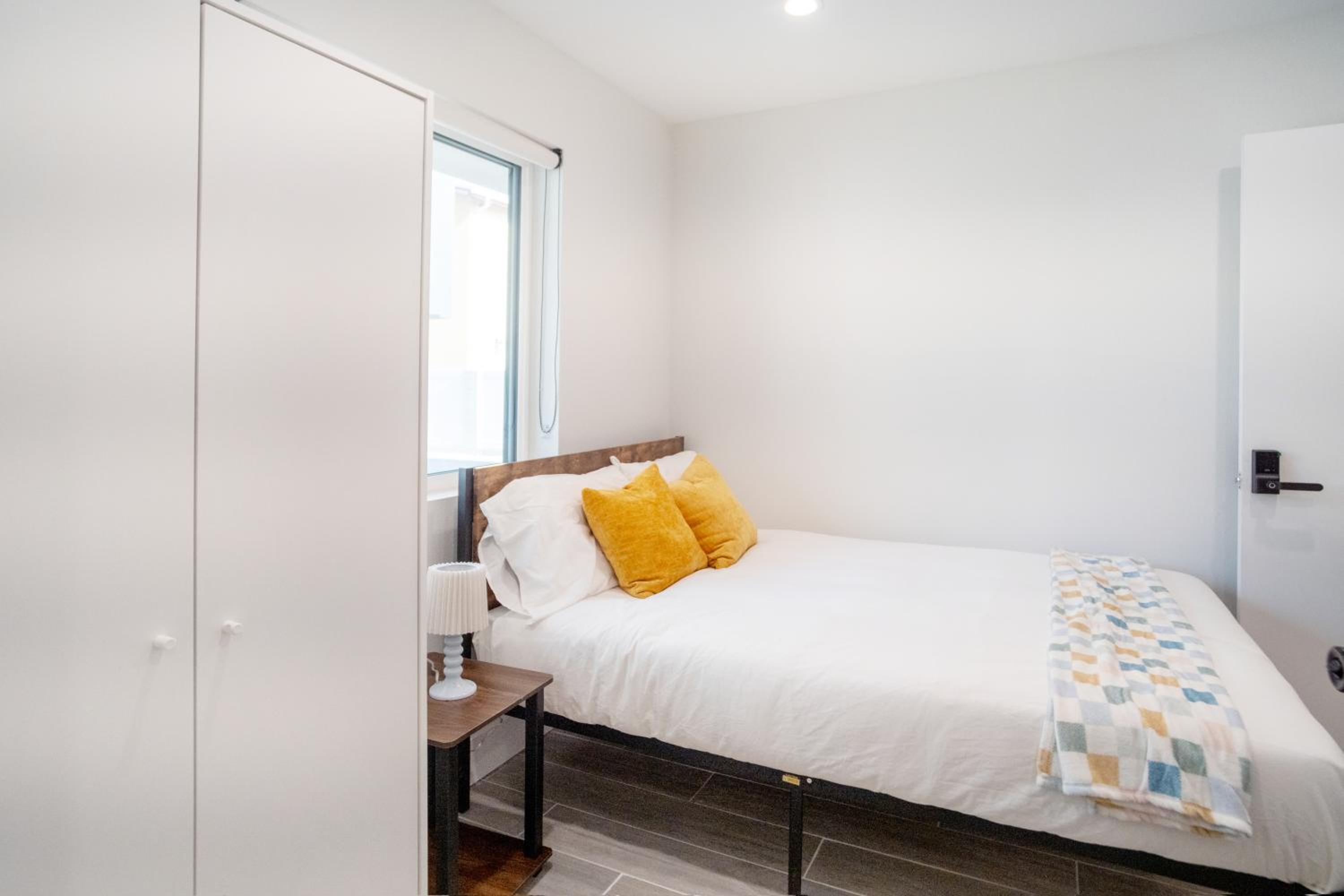 Cozy LA Retreat Near USC Steps to Koreatown & Downtown