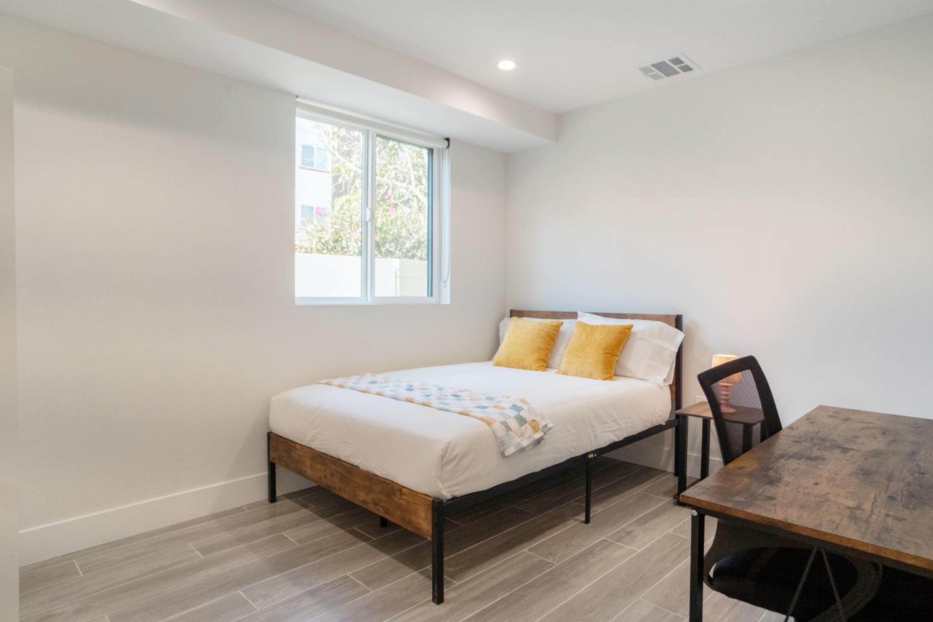 Cozy LA Retreat Near USC Steps to Koreatown & Downtown