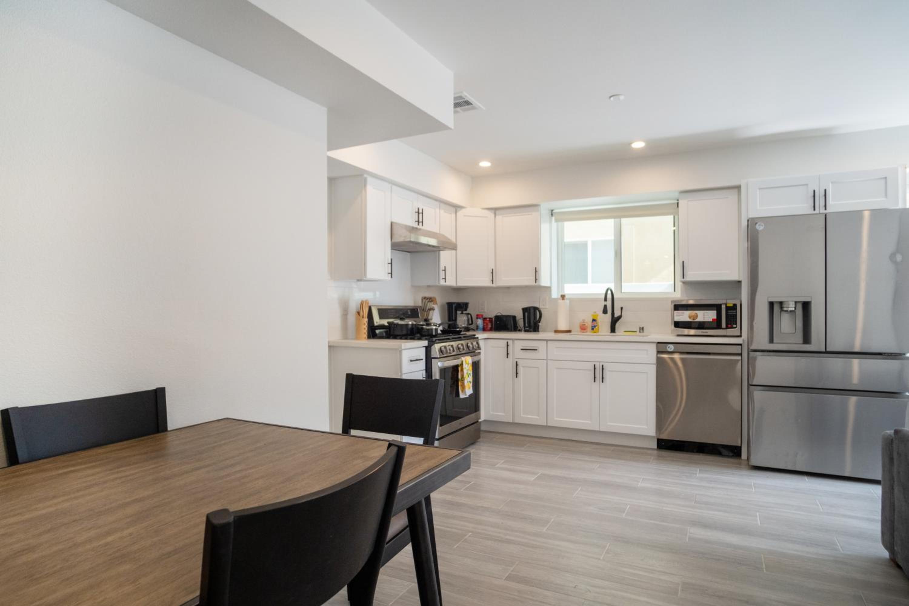Cozy LA Retreat Near USC Steps to Koreatown & Downtown