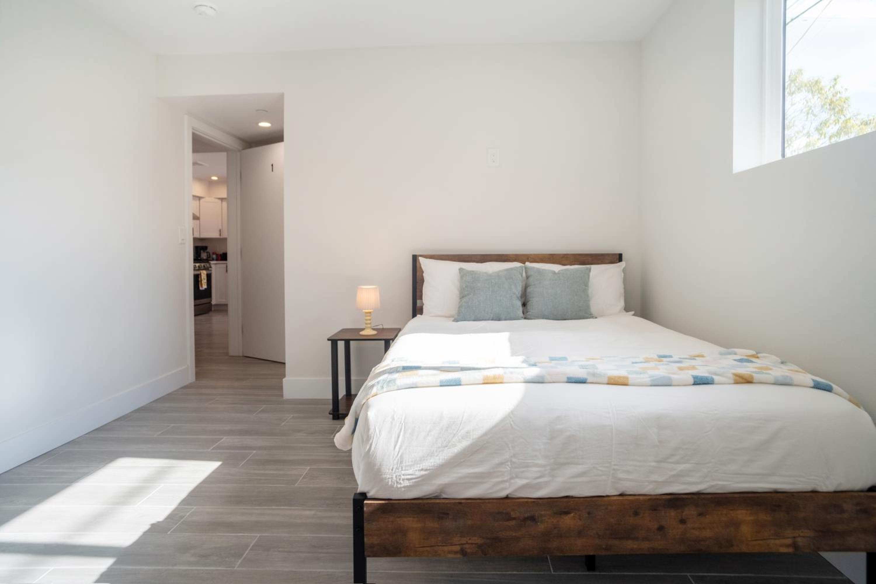 Cozy LA Retreat Near USC Steps to Koreatown & Downtown