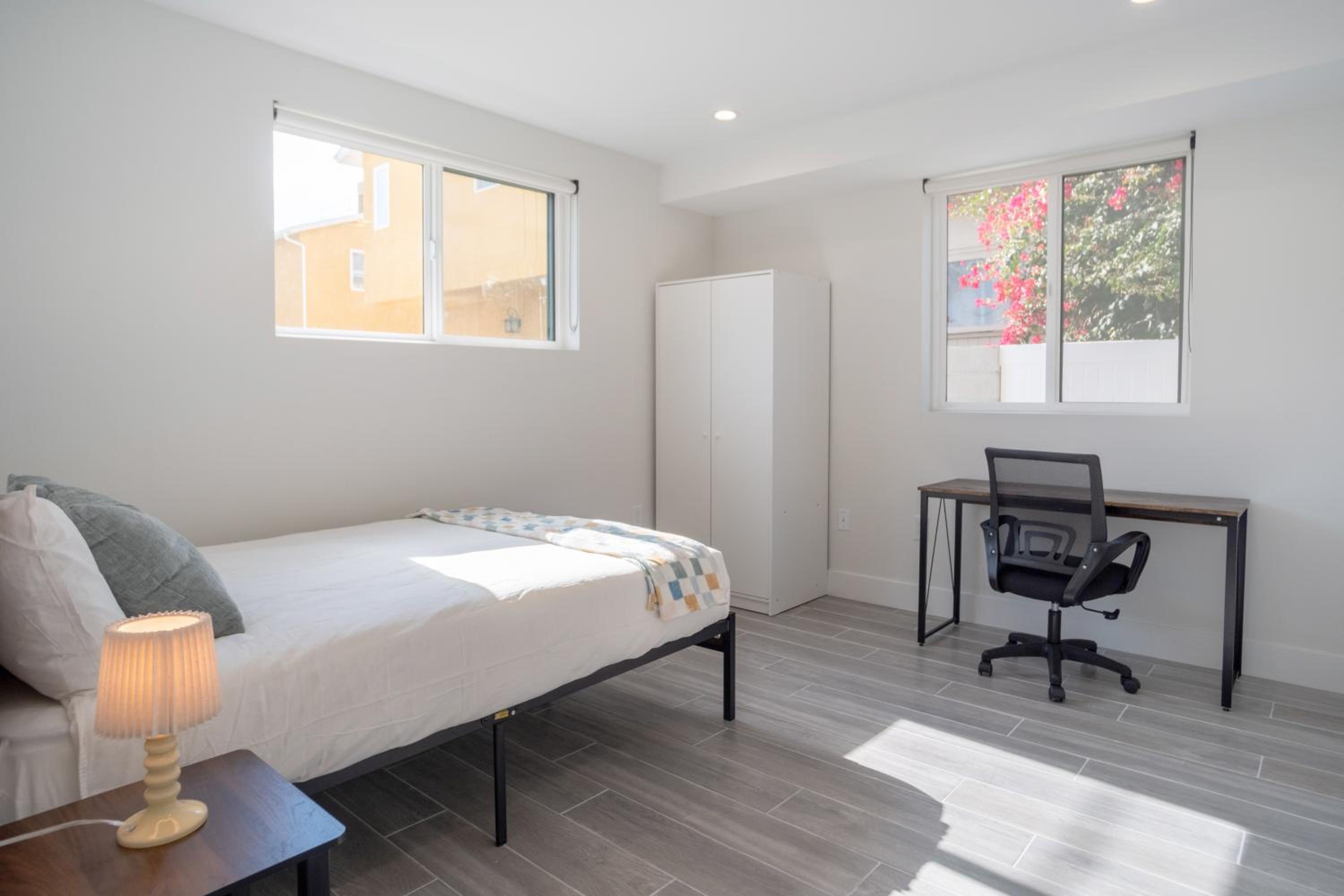 Cozy LA Retreat Near USC Steps to Koreatown & Downtown