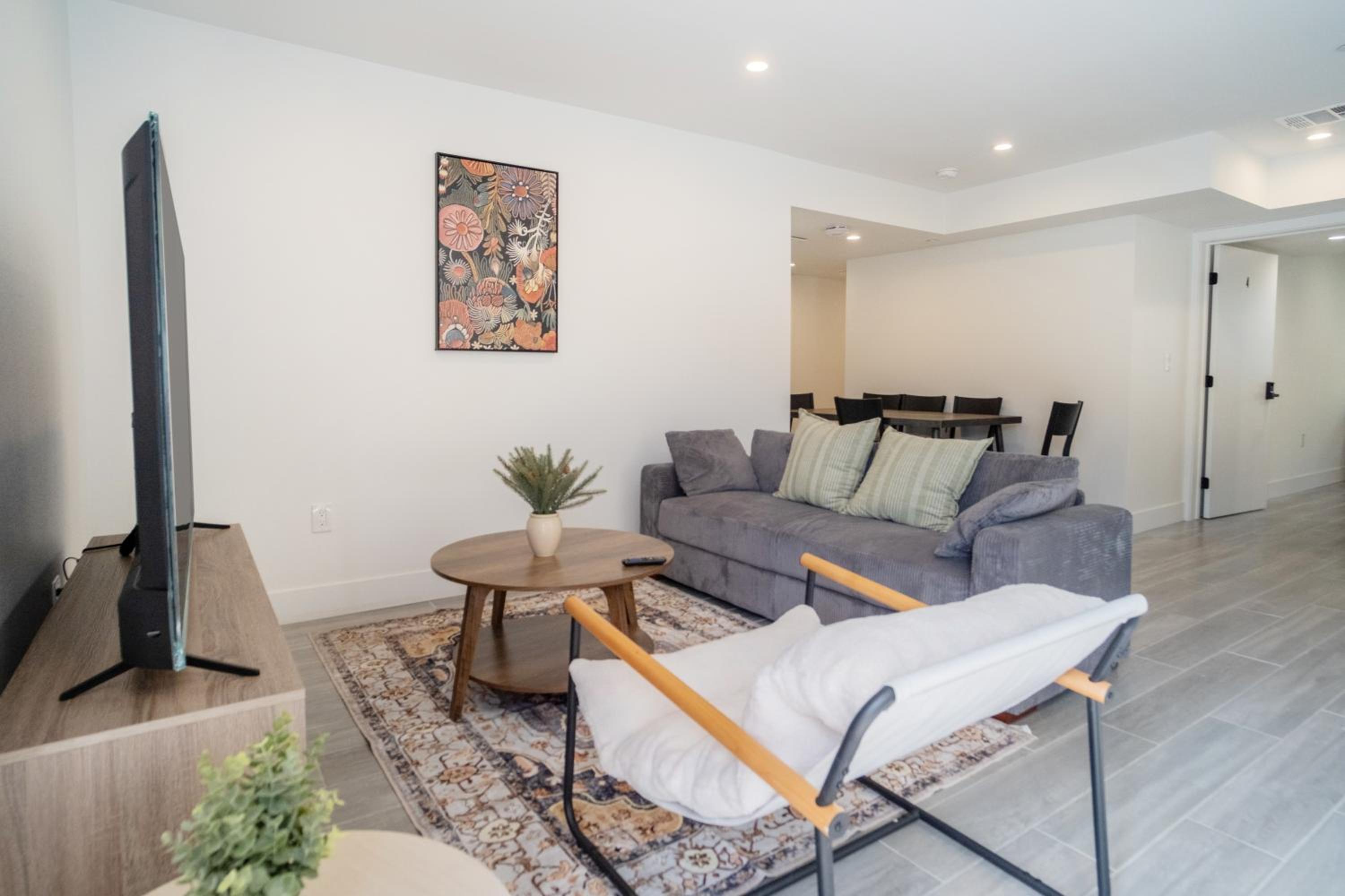 Cozy LA Retreat Near USC Steps to Koreatown & Downtown