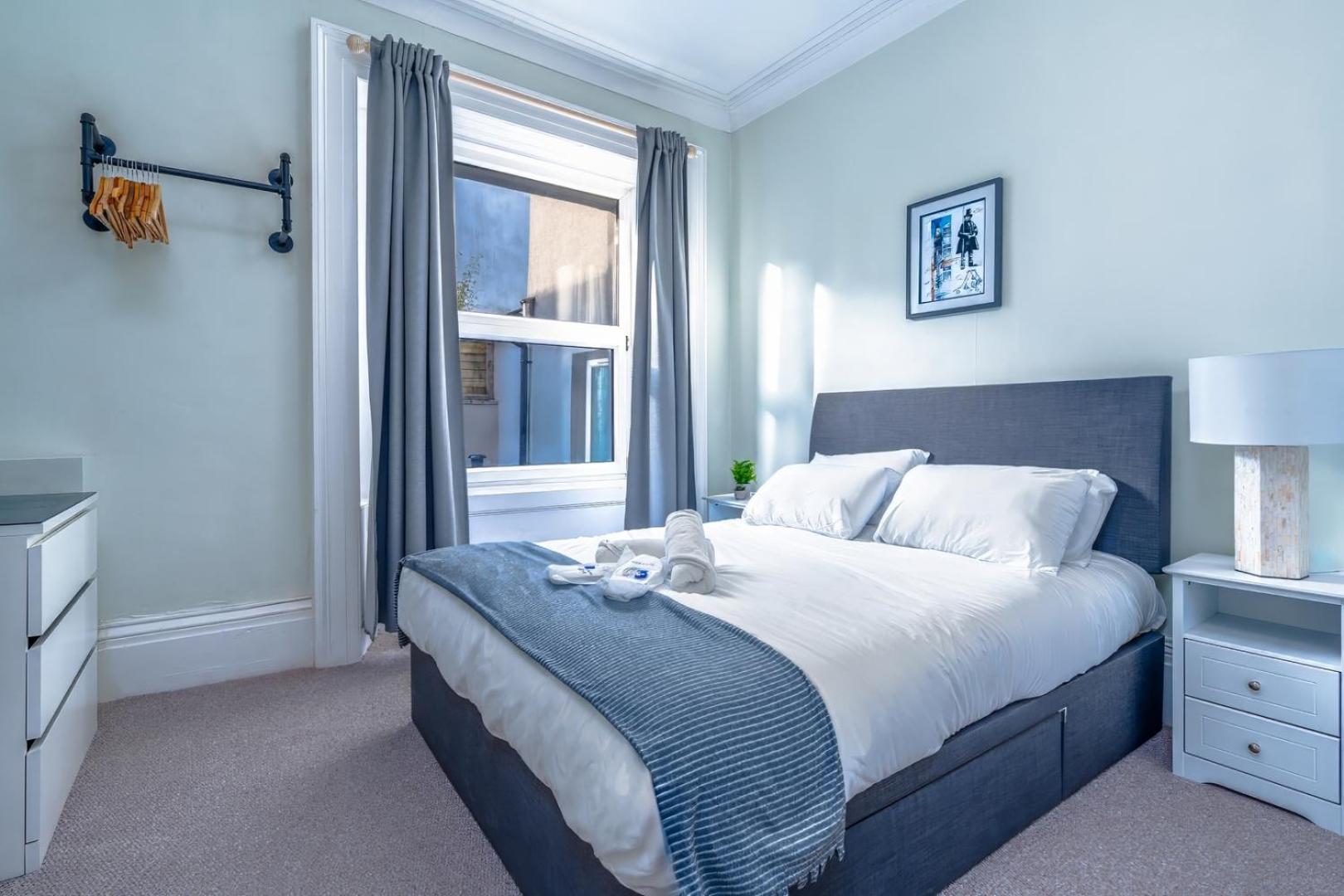 Designer Flat with City Views and Full Kitchen