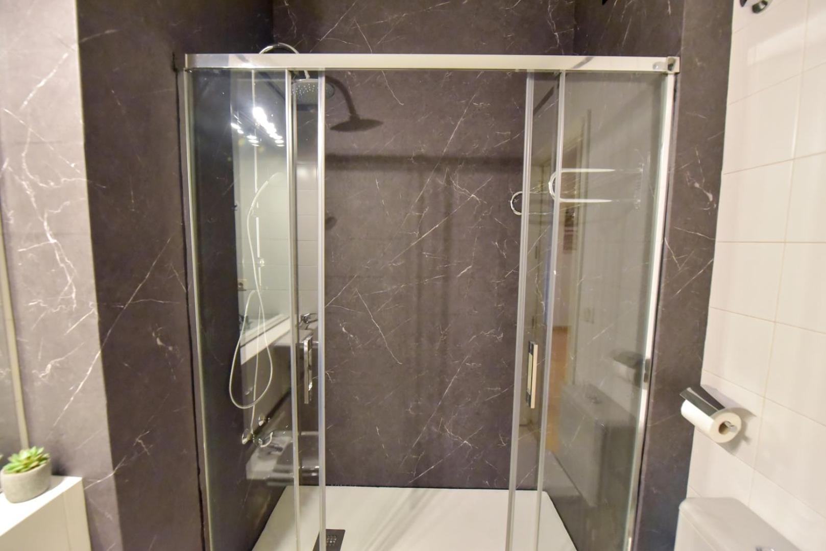 New! Contemporary with pool and parking included