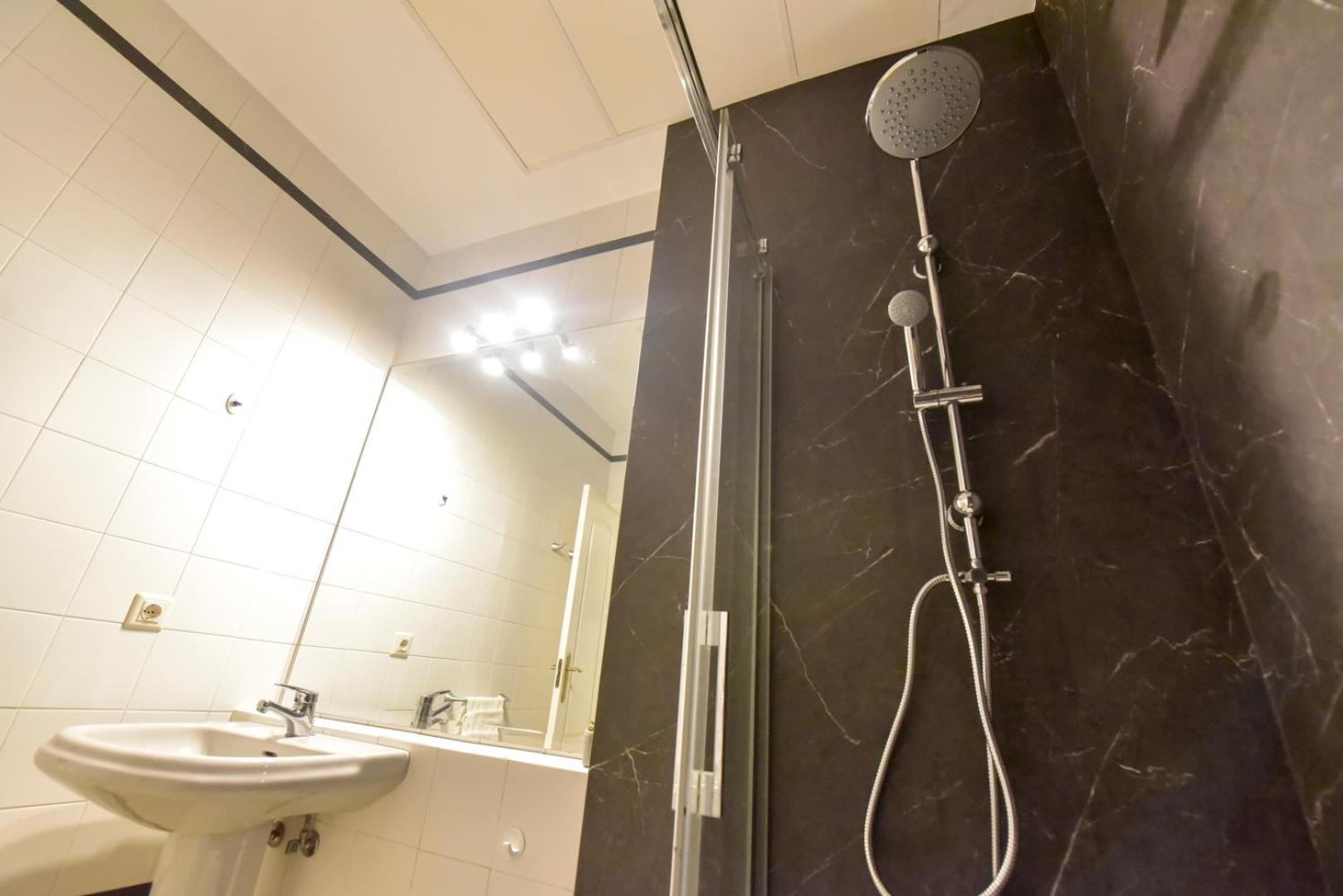 New! Contemporary with pool and parking included