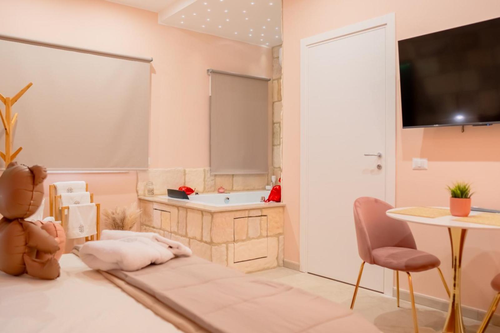 Roses Suite & Apartments