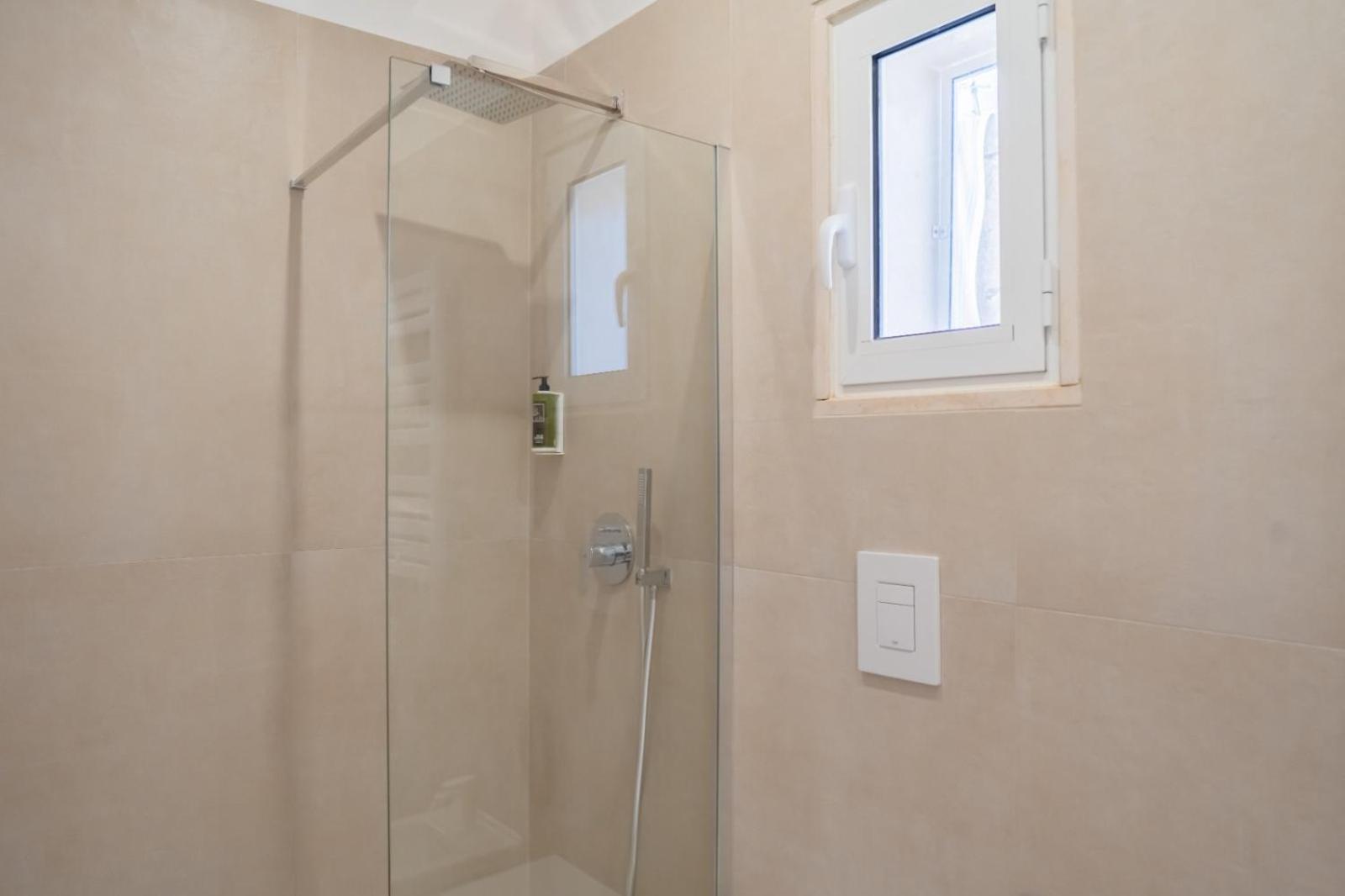 Roses Suite & Apartments