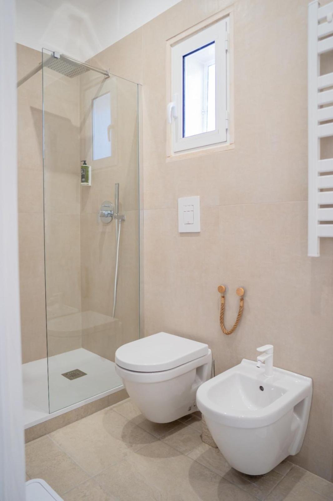 Roses Suite & Apartments