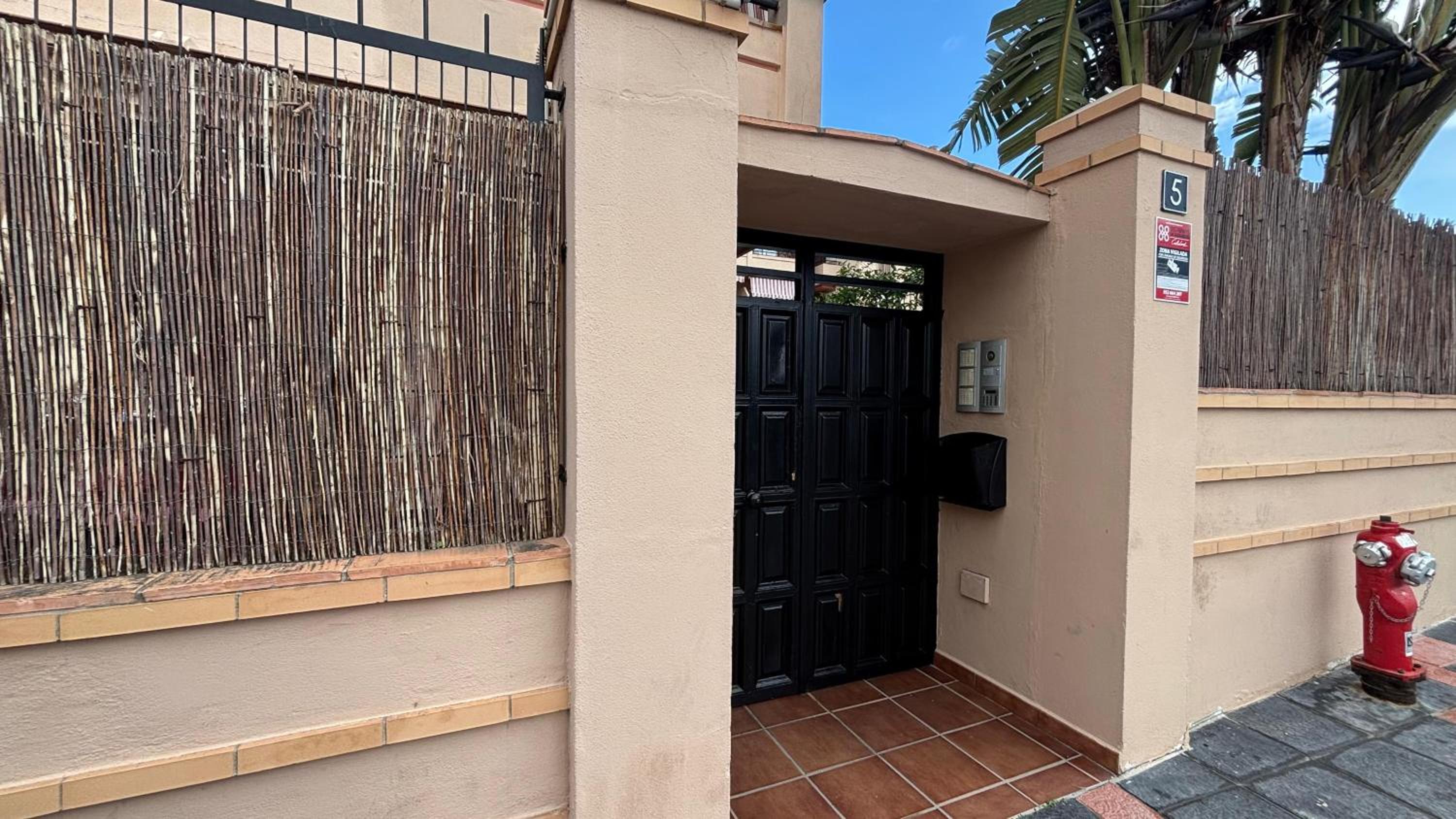 Apartamento nuevo con parking y piscina gratis