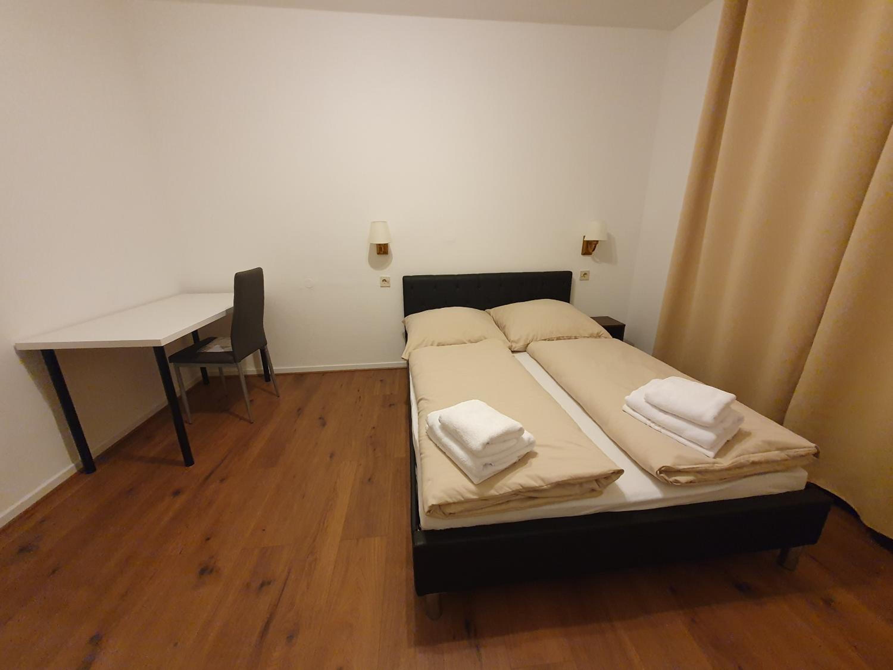 Gemütliches Privatzimmer mit französischem Doppelbett an der Universitätsklinik Mainz