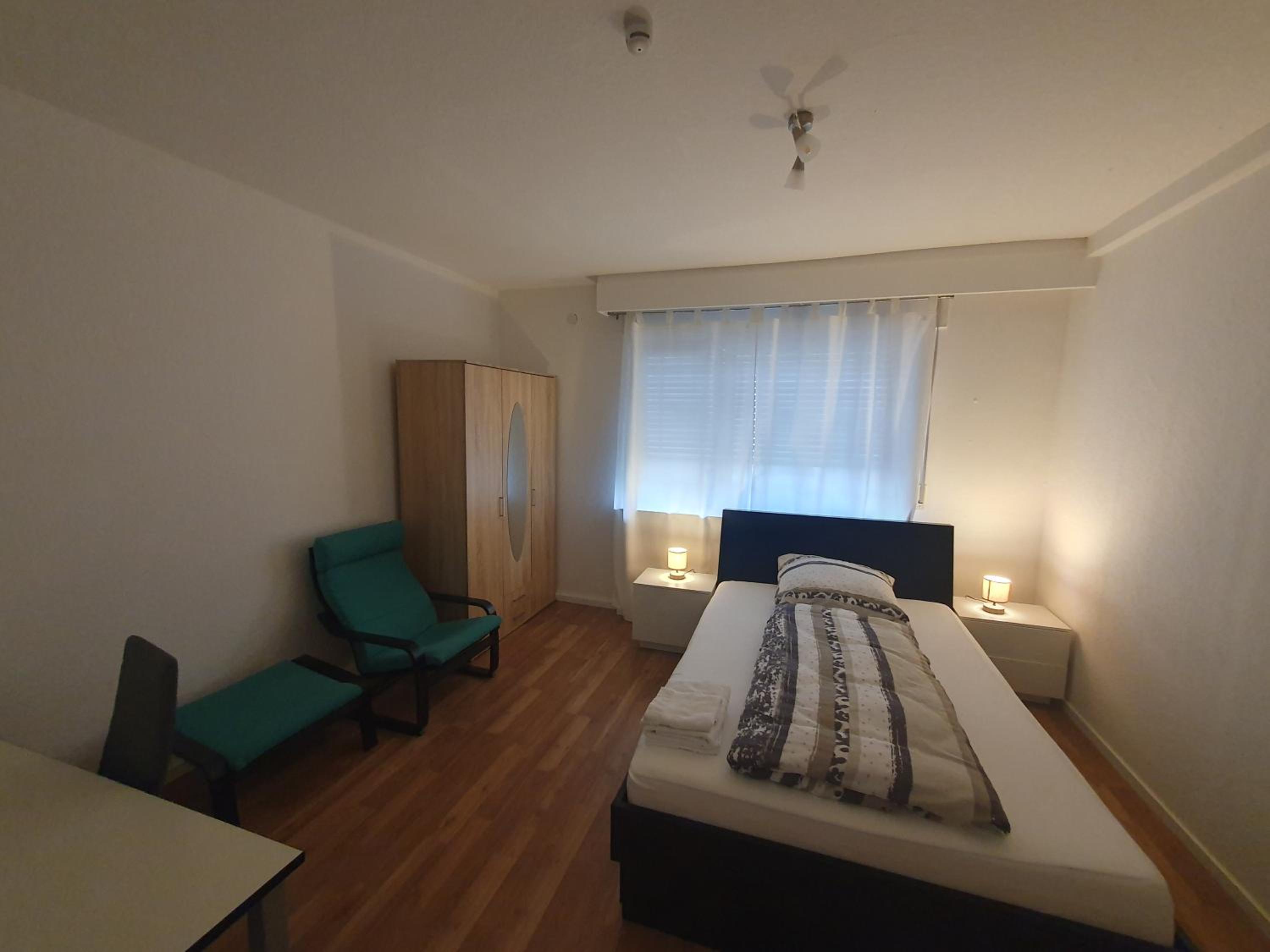 Gemütliches Privatzimmer mit französischem Doppelbett an der Universitätsklinik Mainz