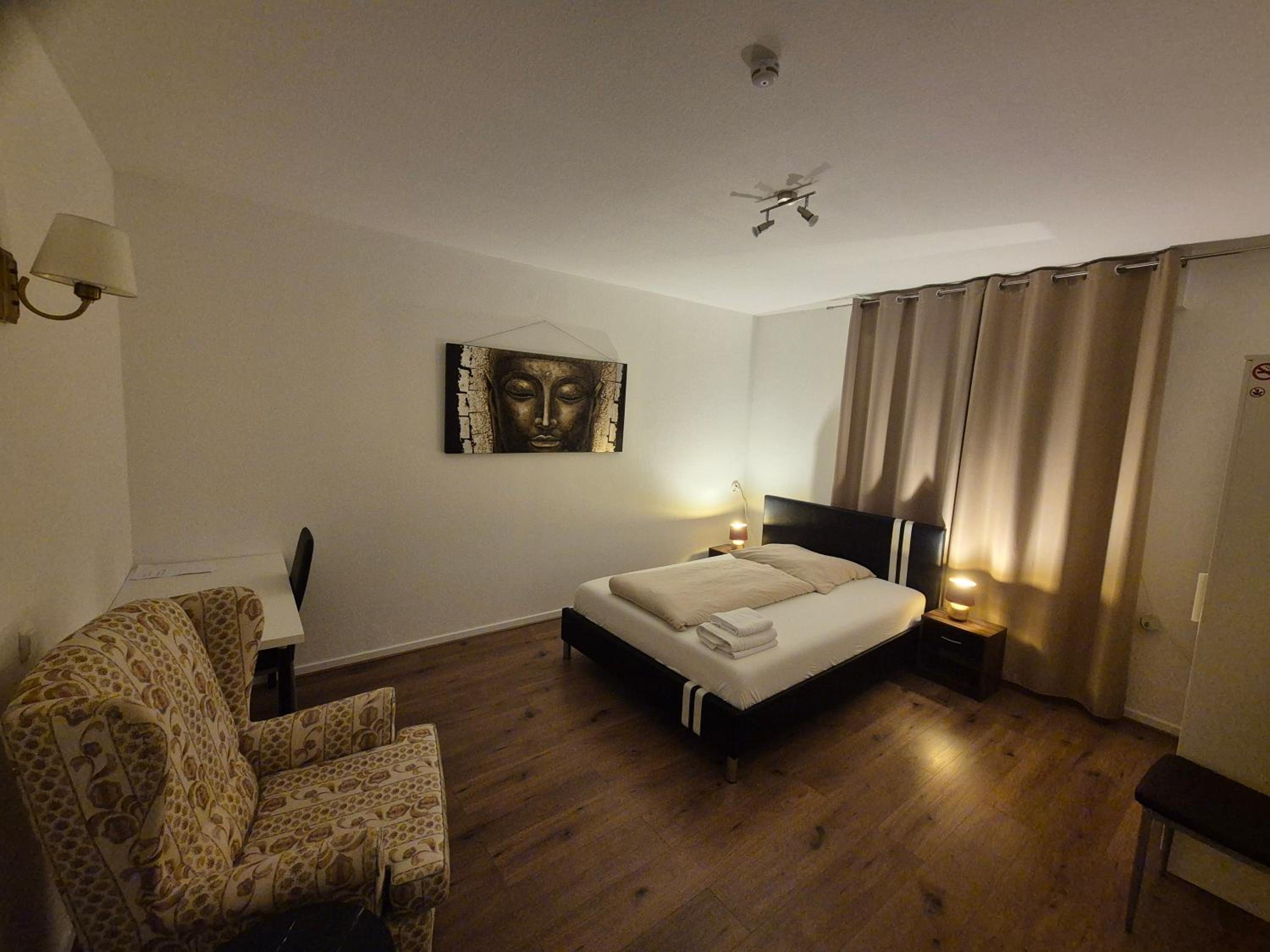 Gemütliches Privatzimmer mit französischem Doppelbett an der Universitätsklinik Mainz