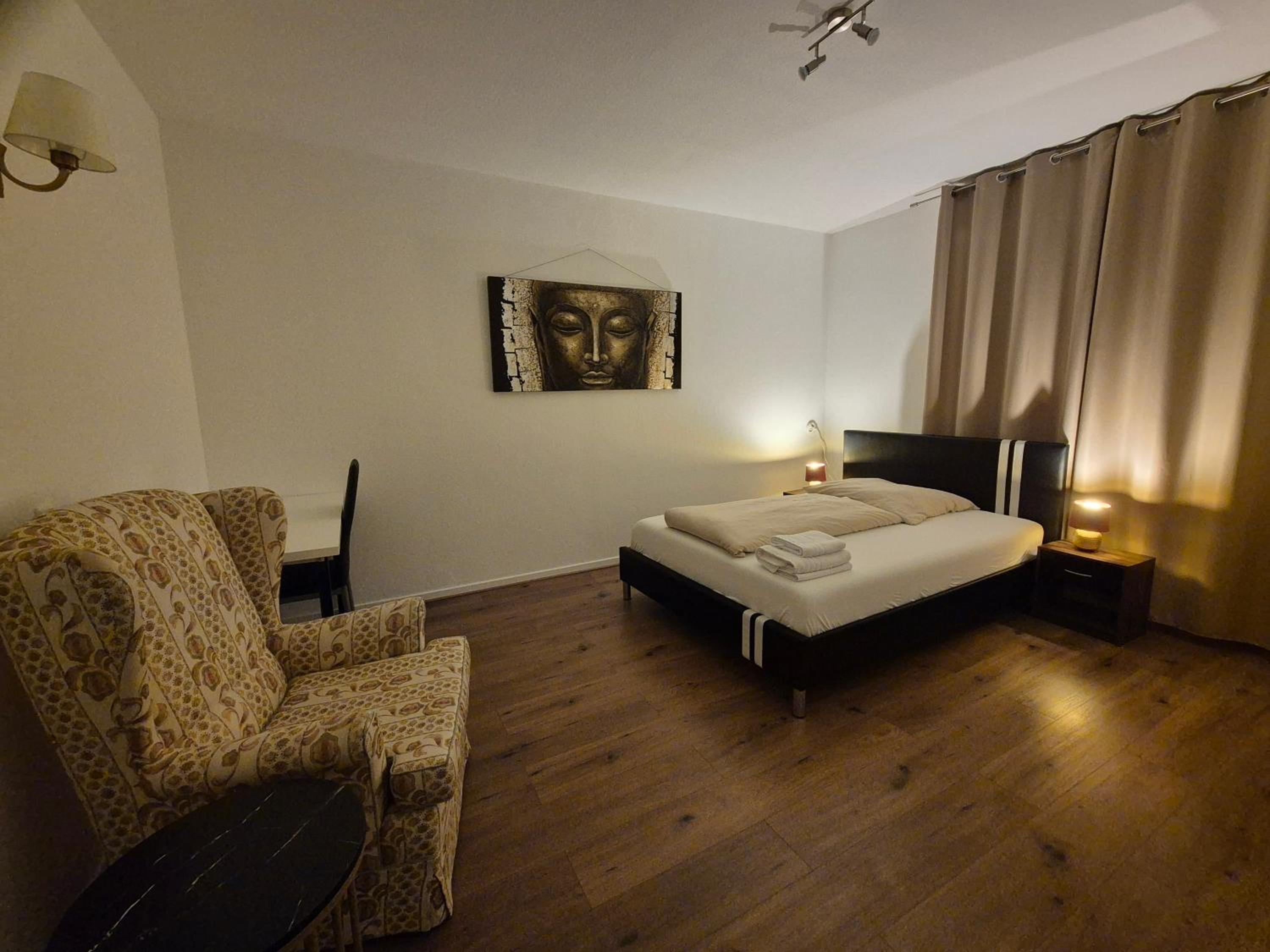 Gemütliches Privatzimmer mit französischem Doppelbett an der Universitätsklinik Mainz