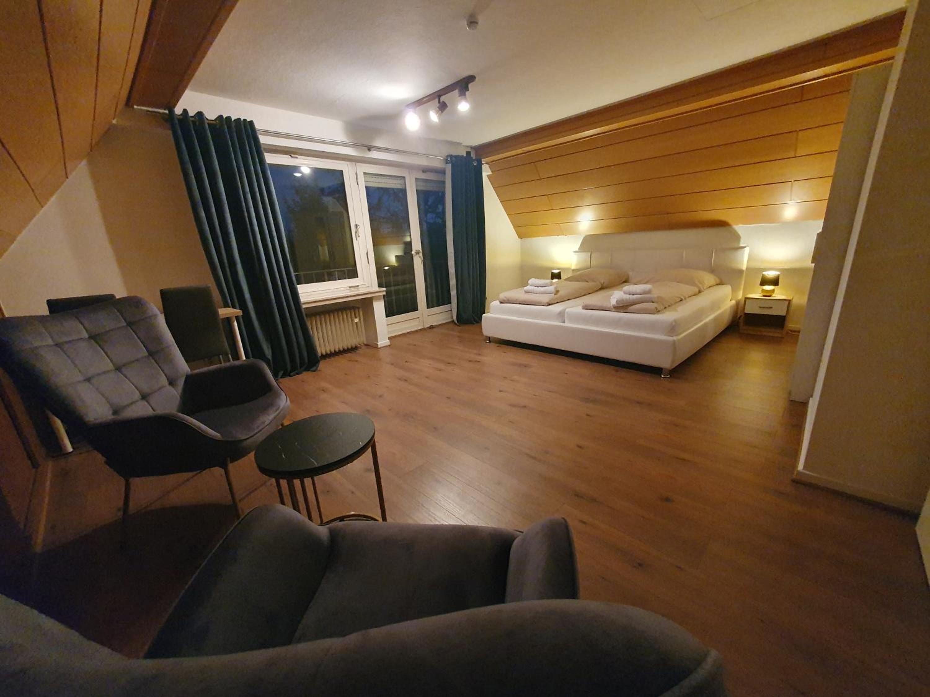 Gemütliches Privatzimmer mit französischem Doppelbett an der Universitätsklinik Mainz