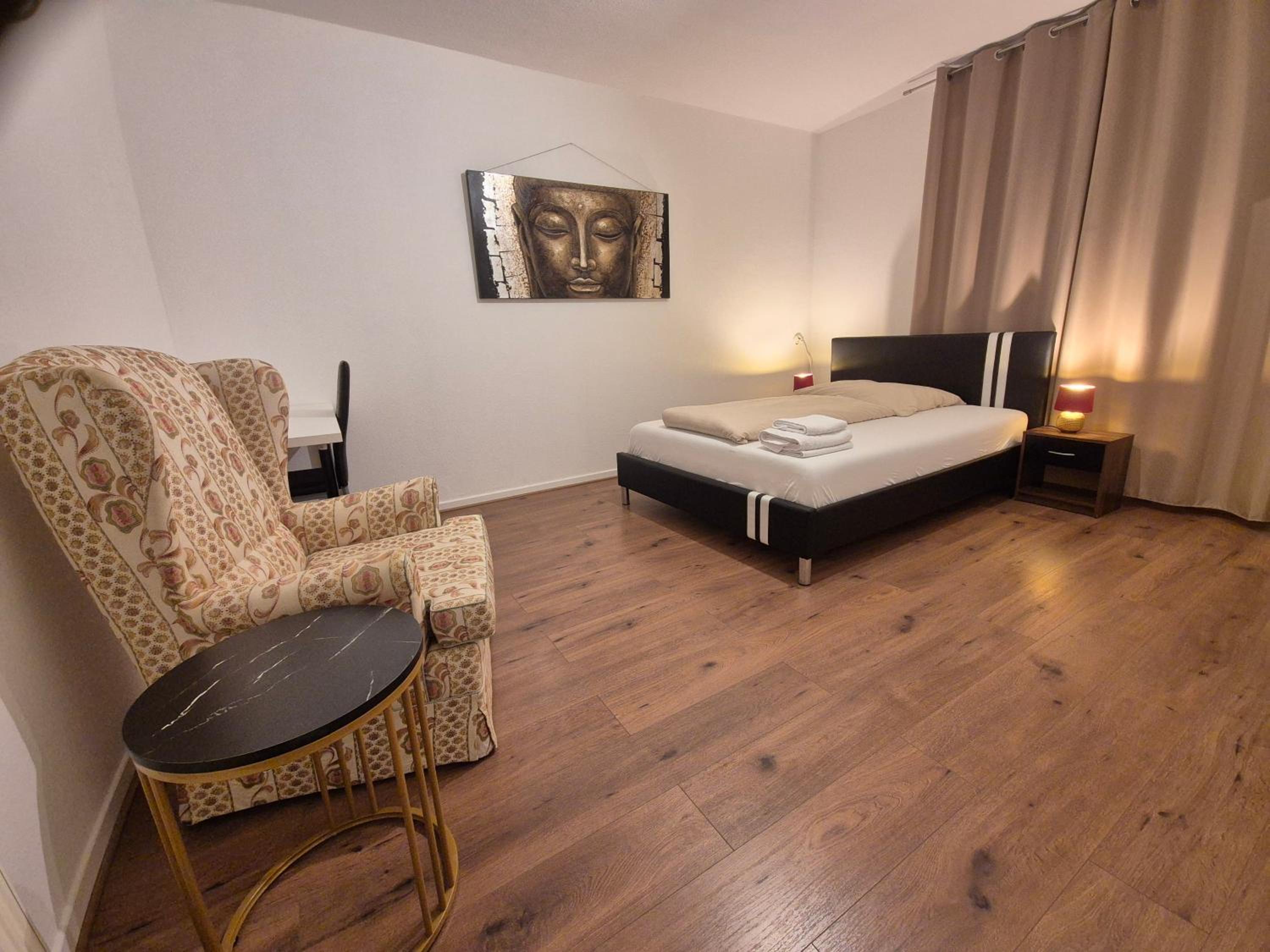 Gemütliches Privatzimmer mit französischem Doppelbett an der Universitätsklinik Mainz
