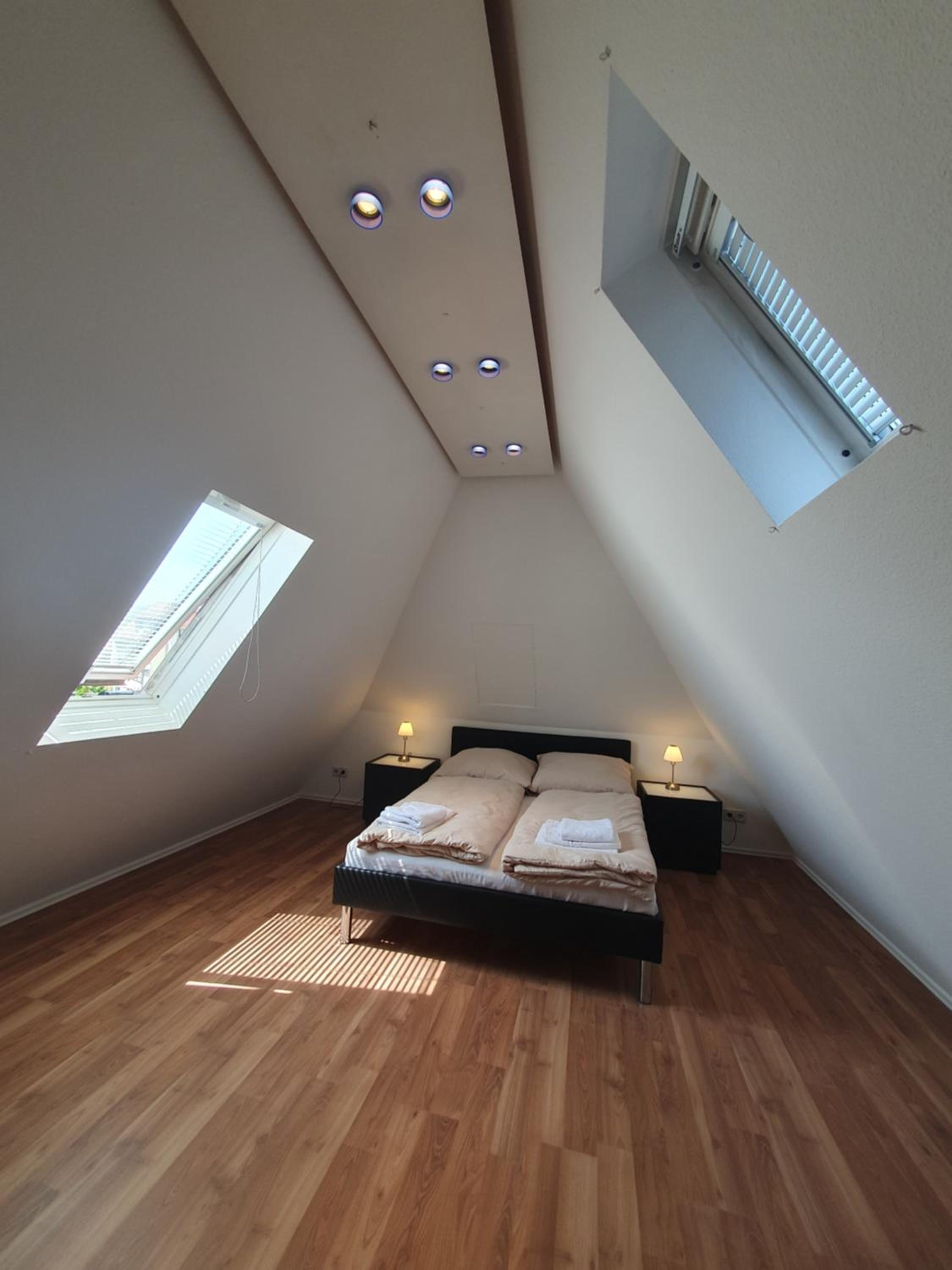 Gemütliches Privatzimmer mit französischem Doppelbett an der Universitätsklinik Mainz