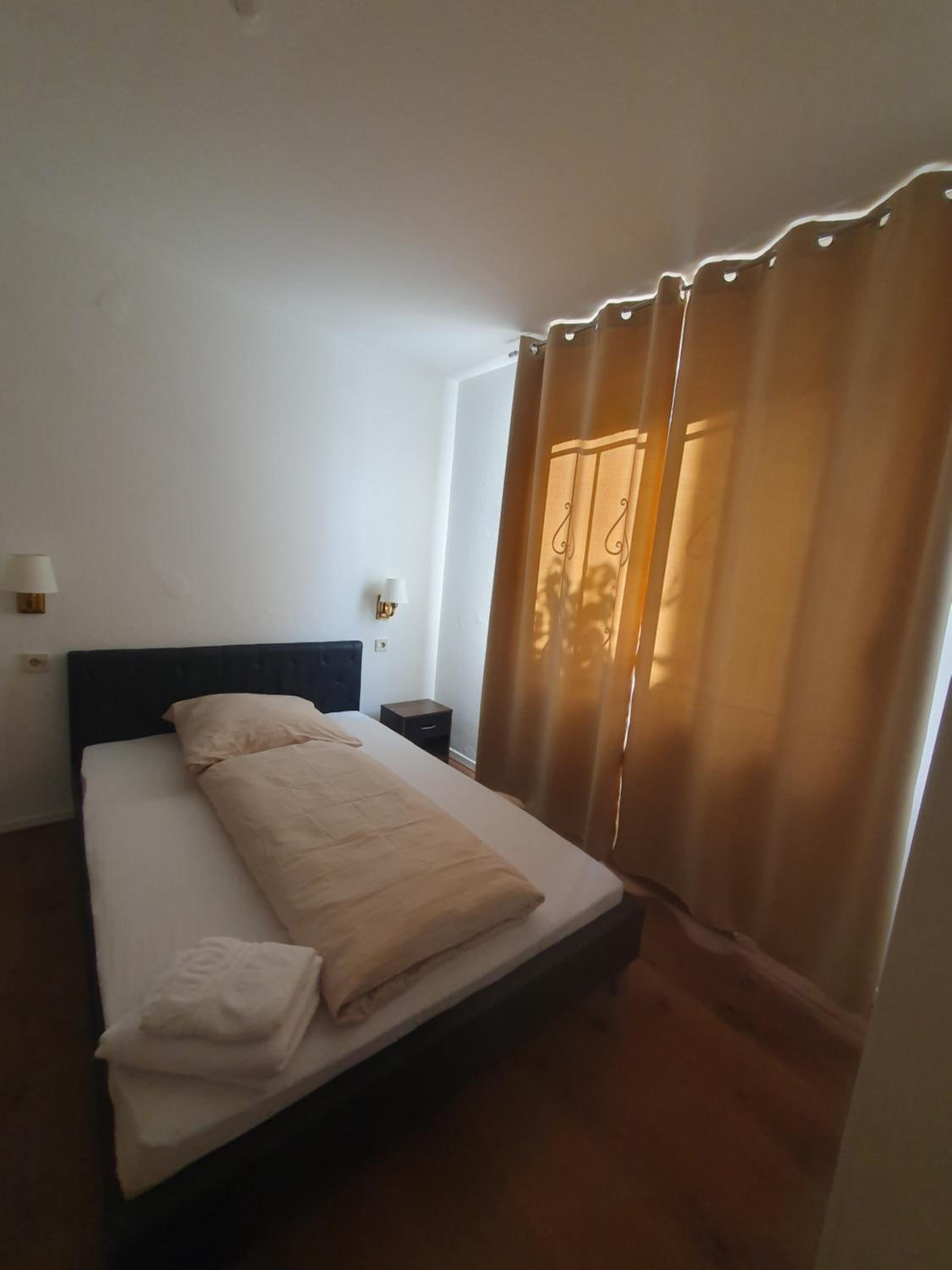 Gemütliches Privatzimmer mit französischem Doppelbett an der Universitätsklinik Mainz