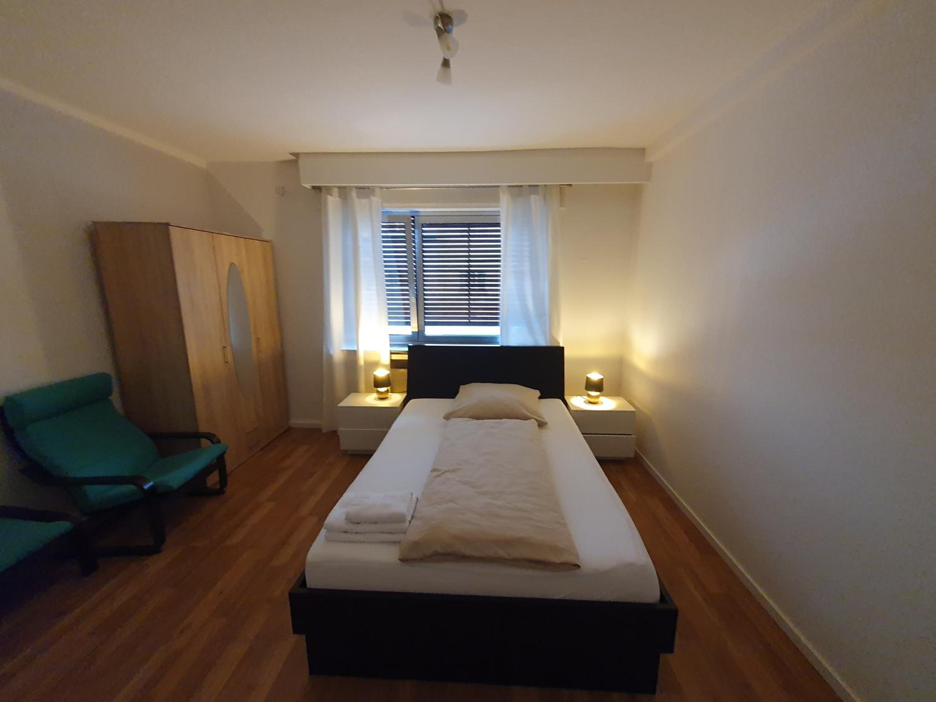 Gemütliches Privatzimmer mit französischem Doppelbett an der Universitätsklinik Mainz
