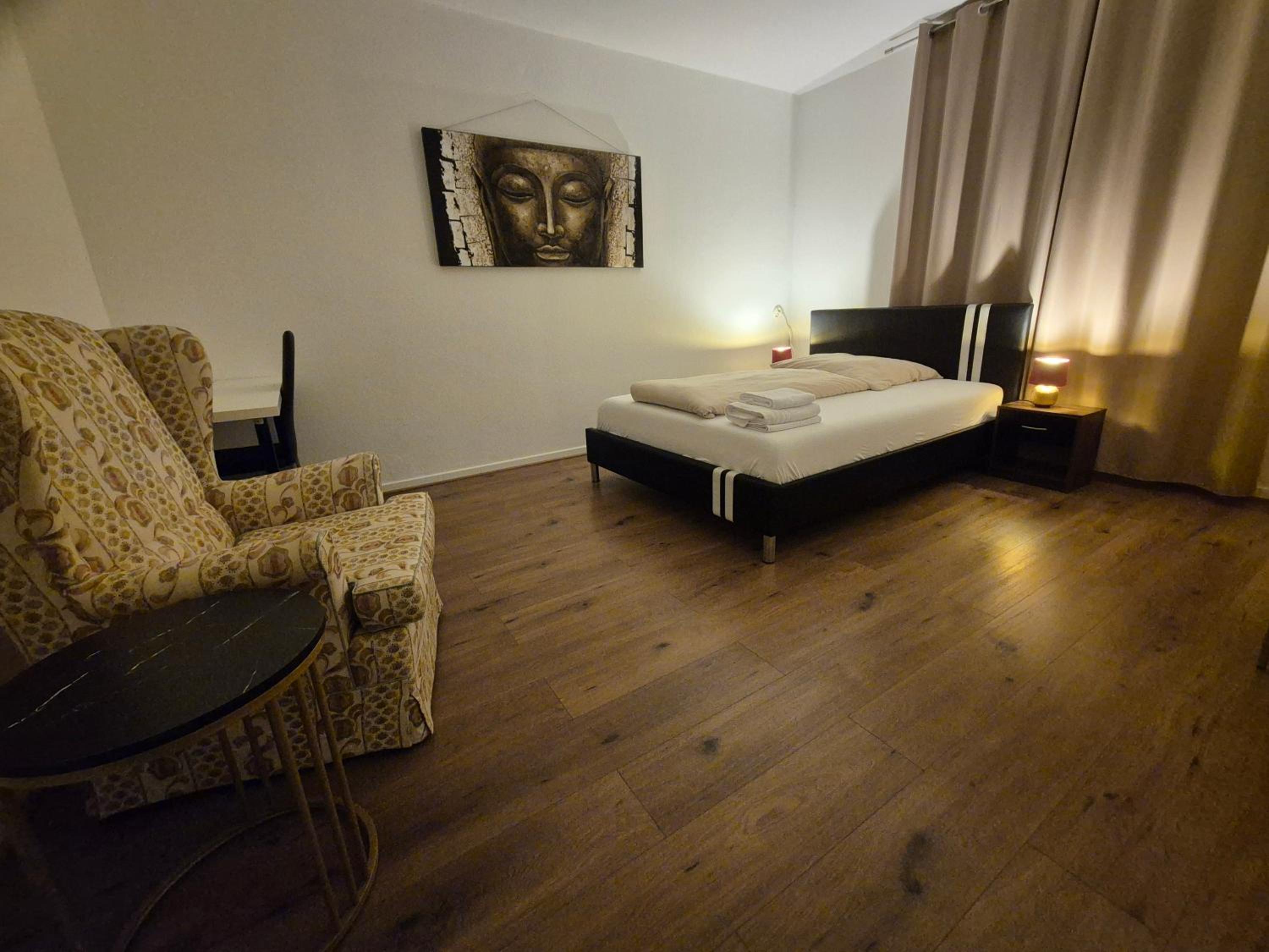 Gemütliches Privatzimmer mit französischem Doppelbett an der Universitätsklinik Mainz